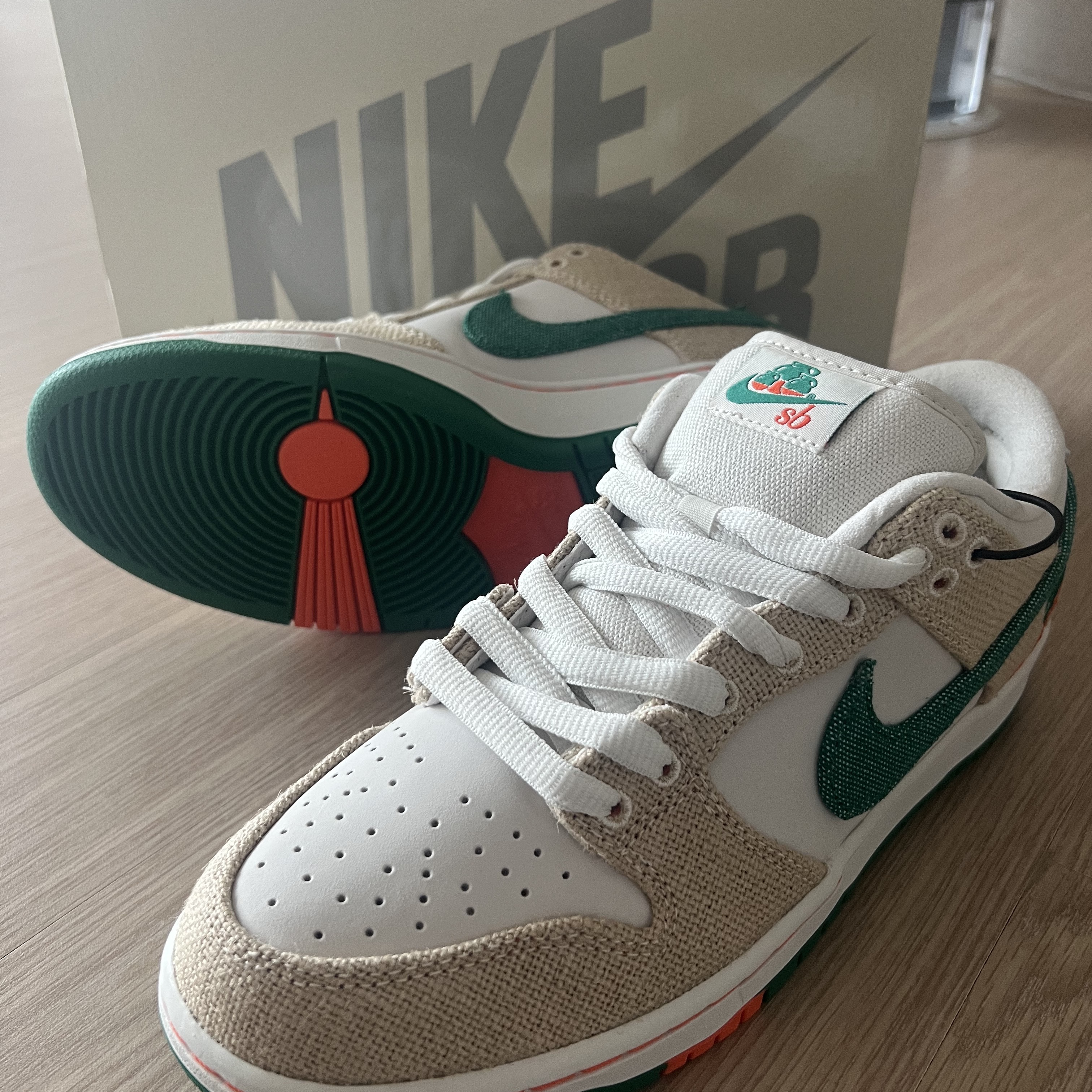 Nike x Jarritos SB Dunk Low Phantom and Malachite 착용 스타일