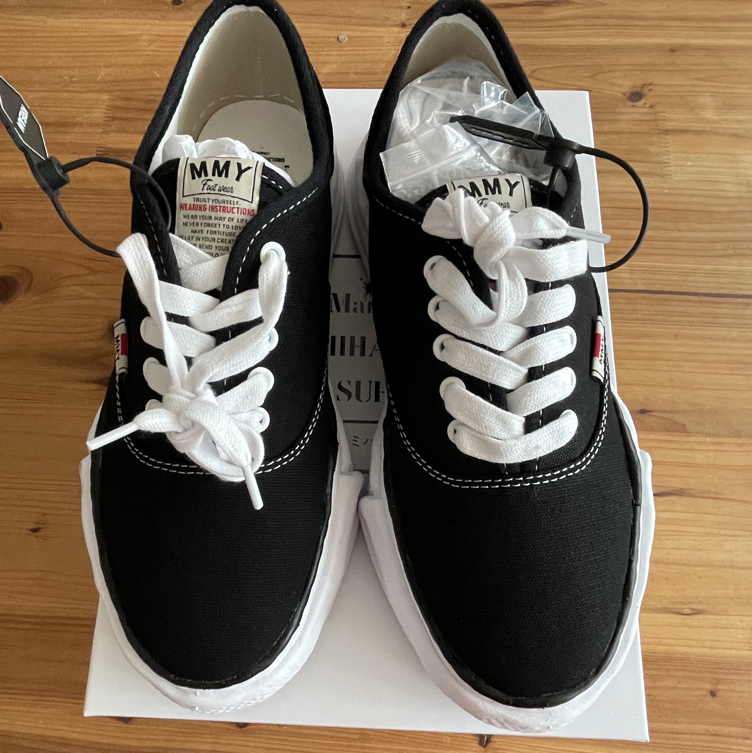 Maison Mihara Yasuhiro Baker OG Sole Canvas Low Cut Sneakers Black 착용 스타일 - 3