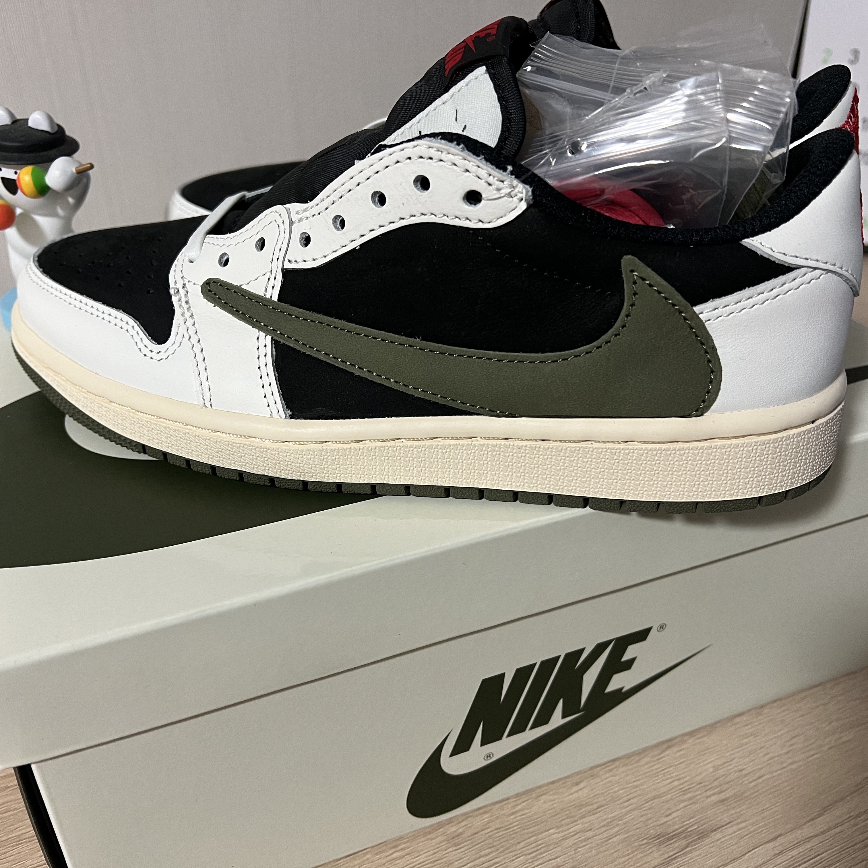 (W) Jordan 1 x Travis Scott Retro Low OG SP Medium Olive 착용 스타일