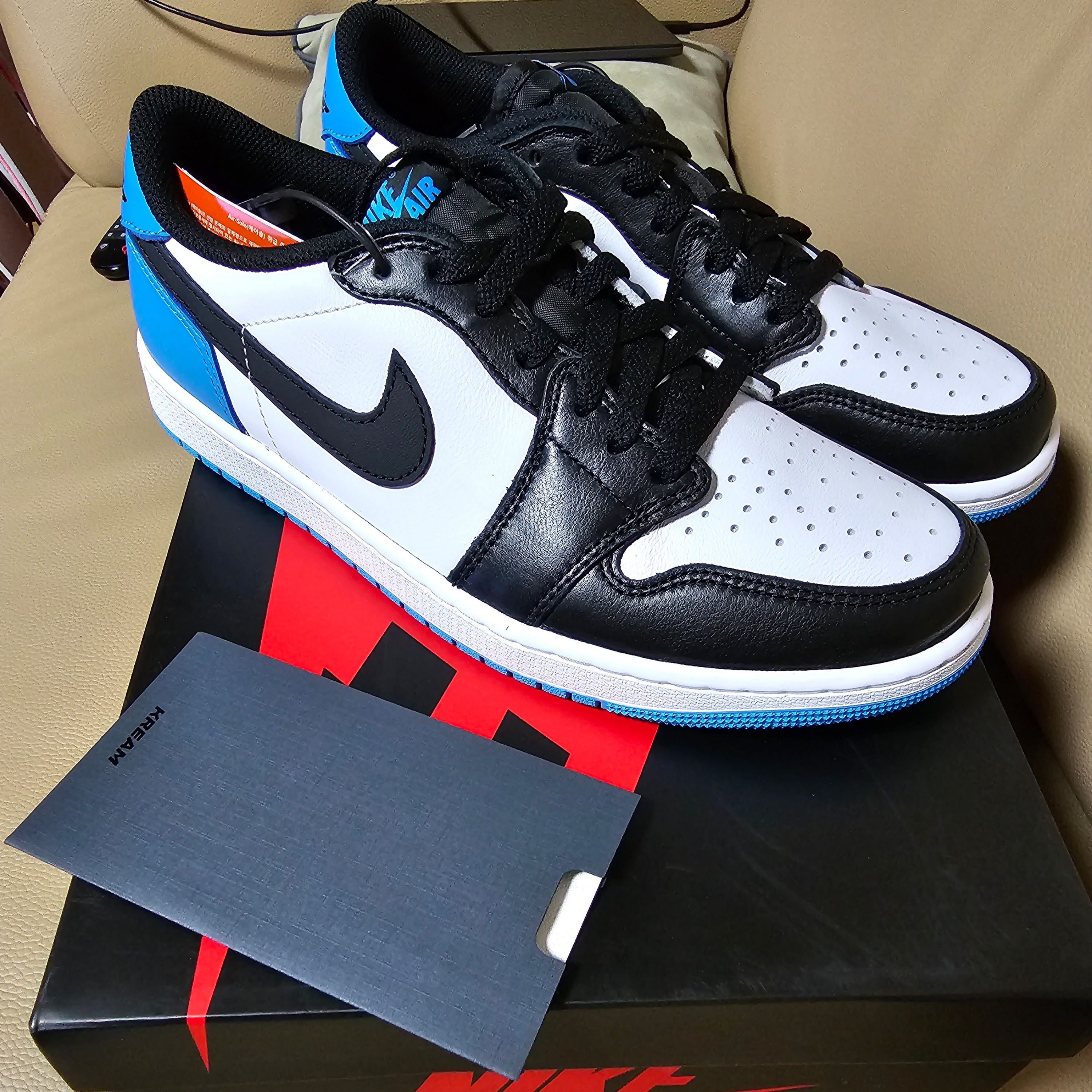Jordan 1 Retro Low OG Black and Dark Powder Blue 착용 스타일