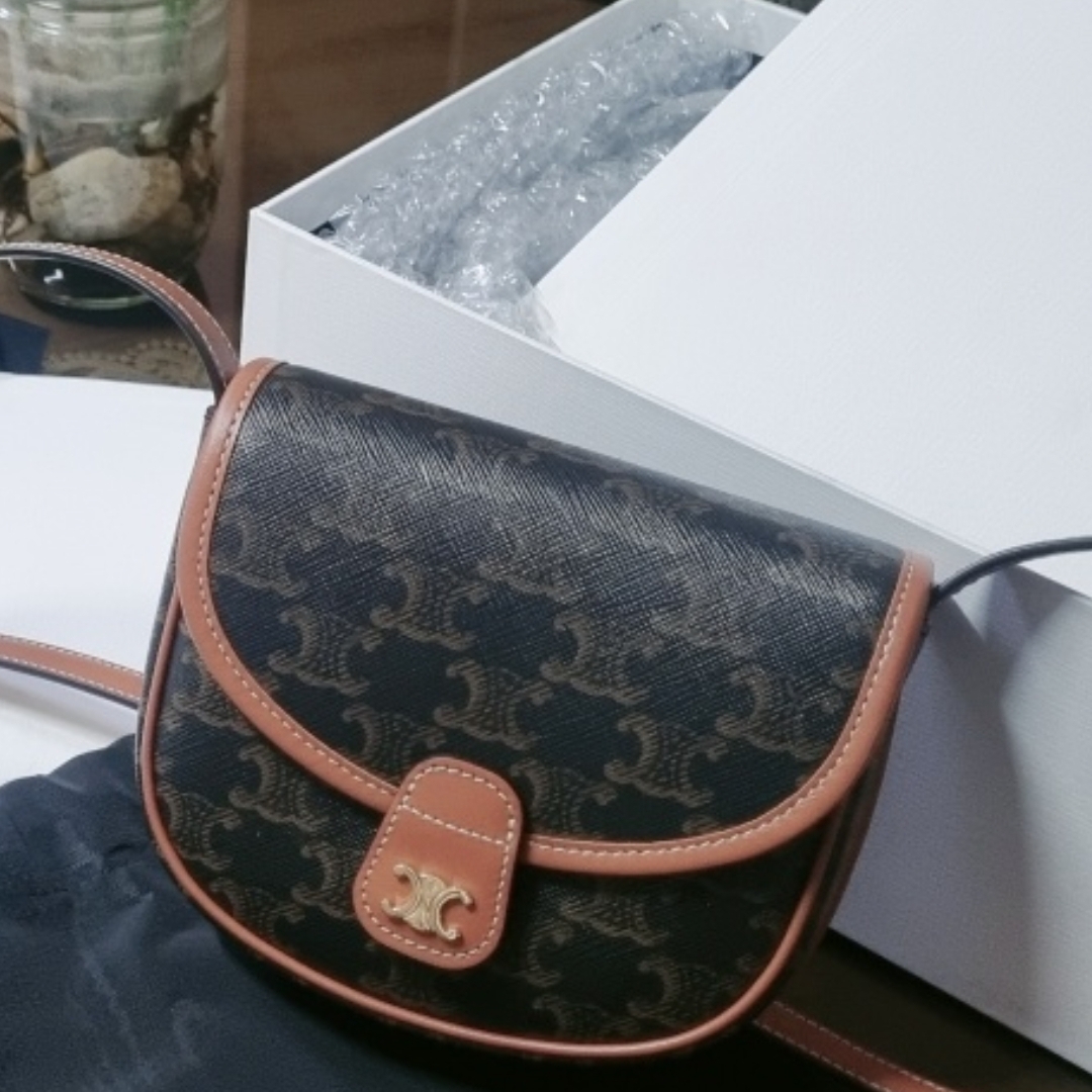 Celine Mini Besace in Triomphe Canvas and Calfskin Tan 착용 스타일