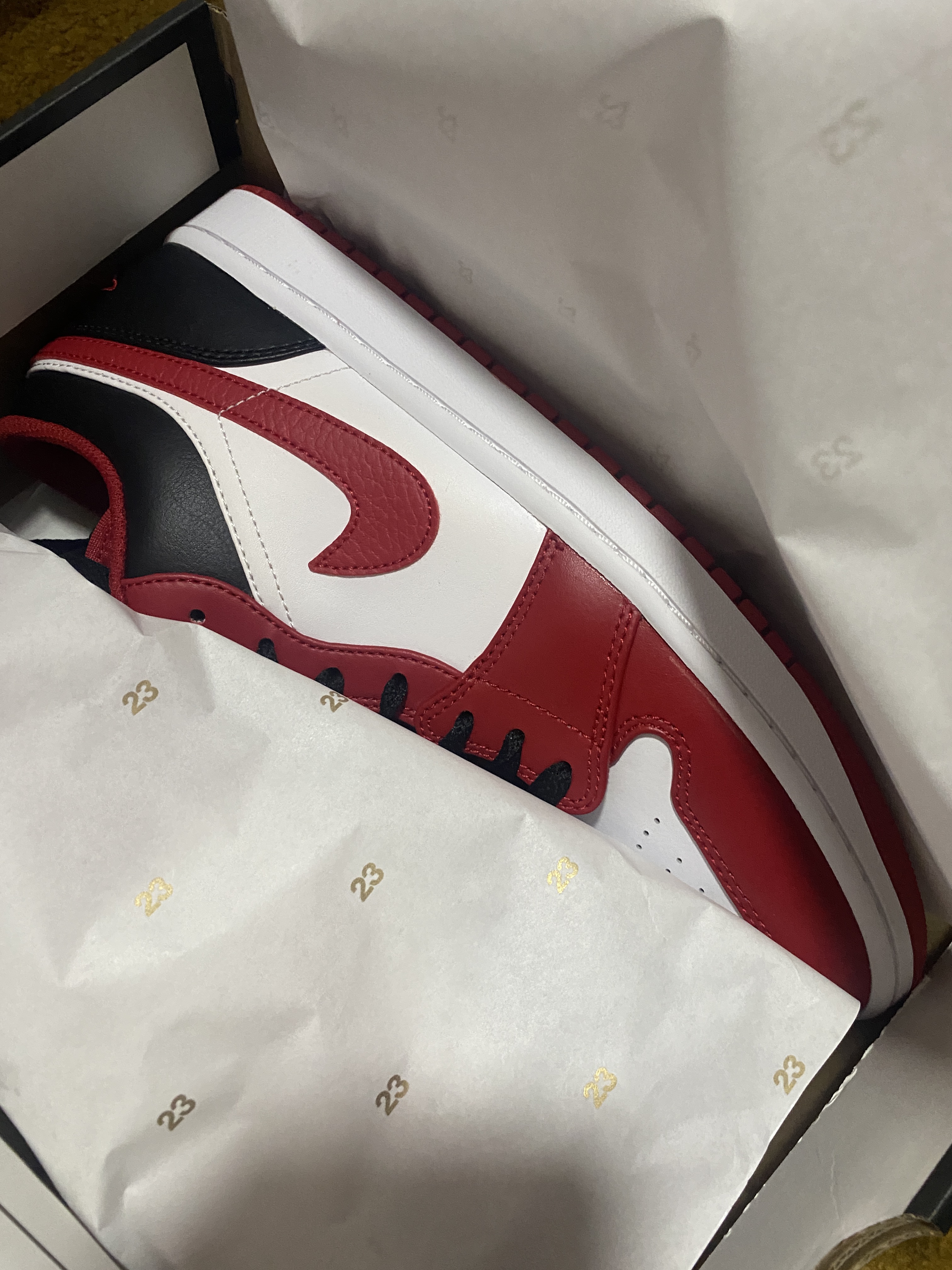 Jordan 1 Low White Gym Red Black 착용 스타일