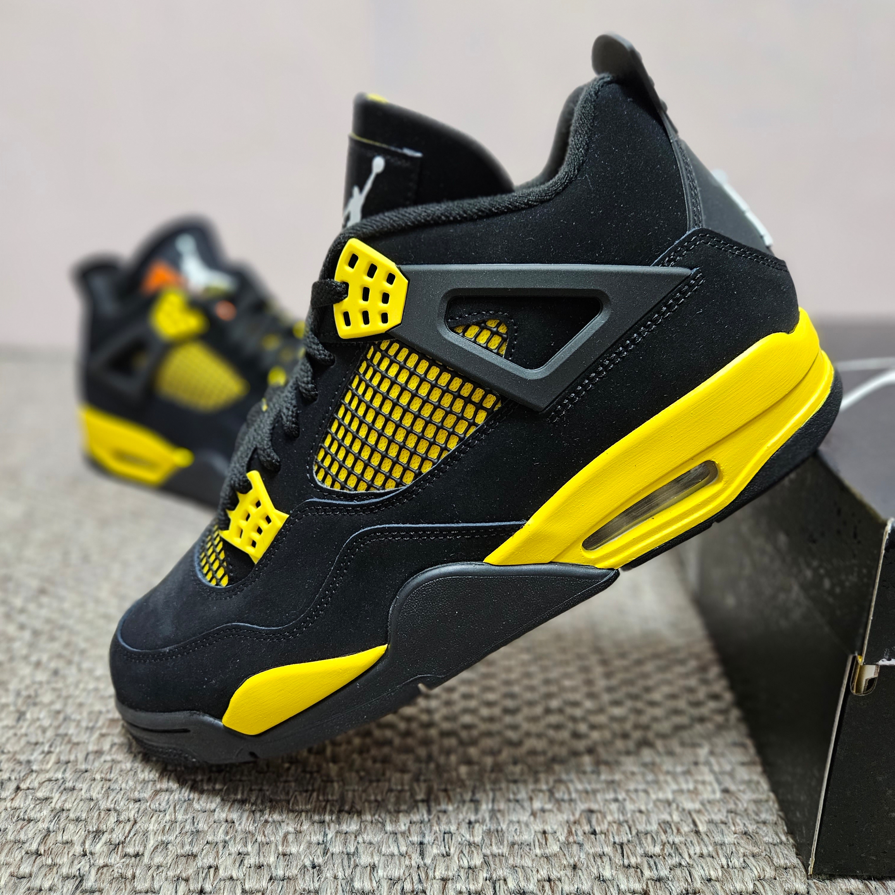 Jordan 4 Retro Thunder 2023 착용 스타일 - 1