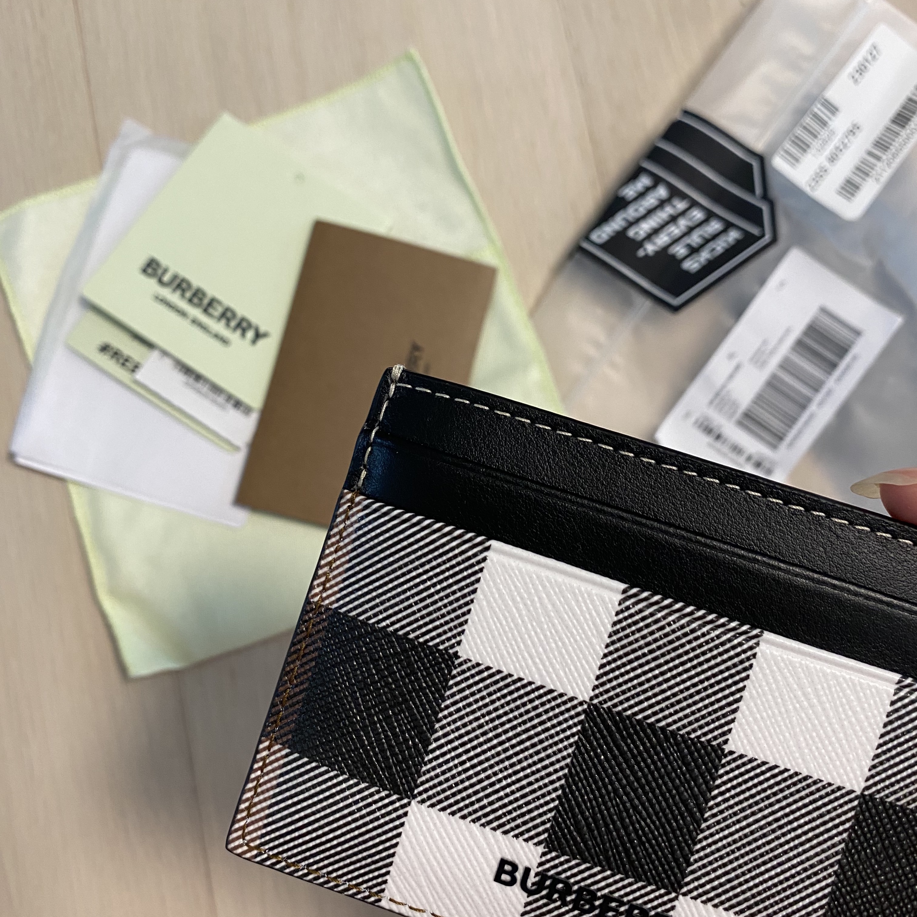Burberry Check Leather Card Case Dark Birch Brown 착용 스타일