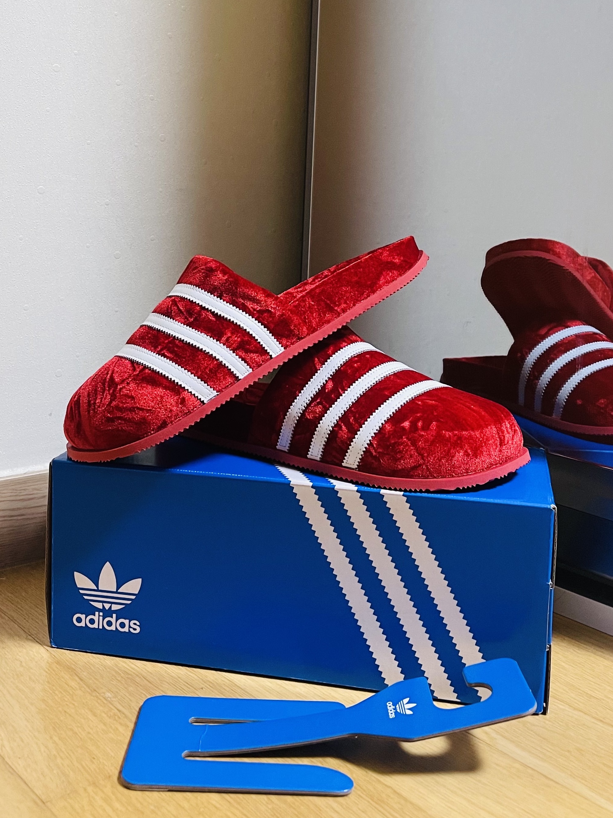 Adidas Adimule Slide Red 착용 스타일