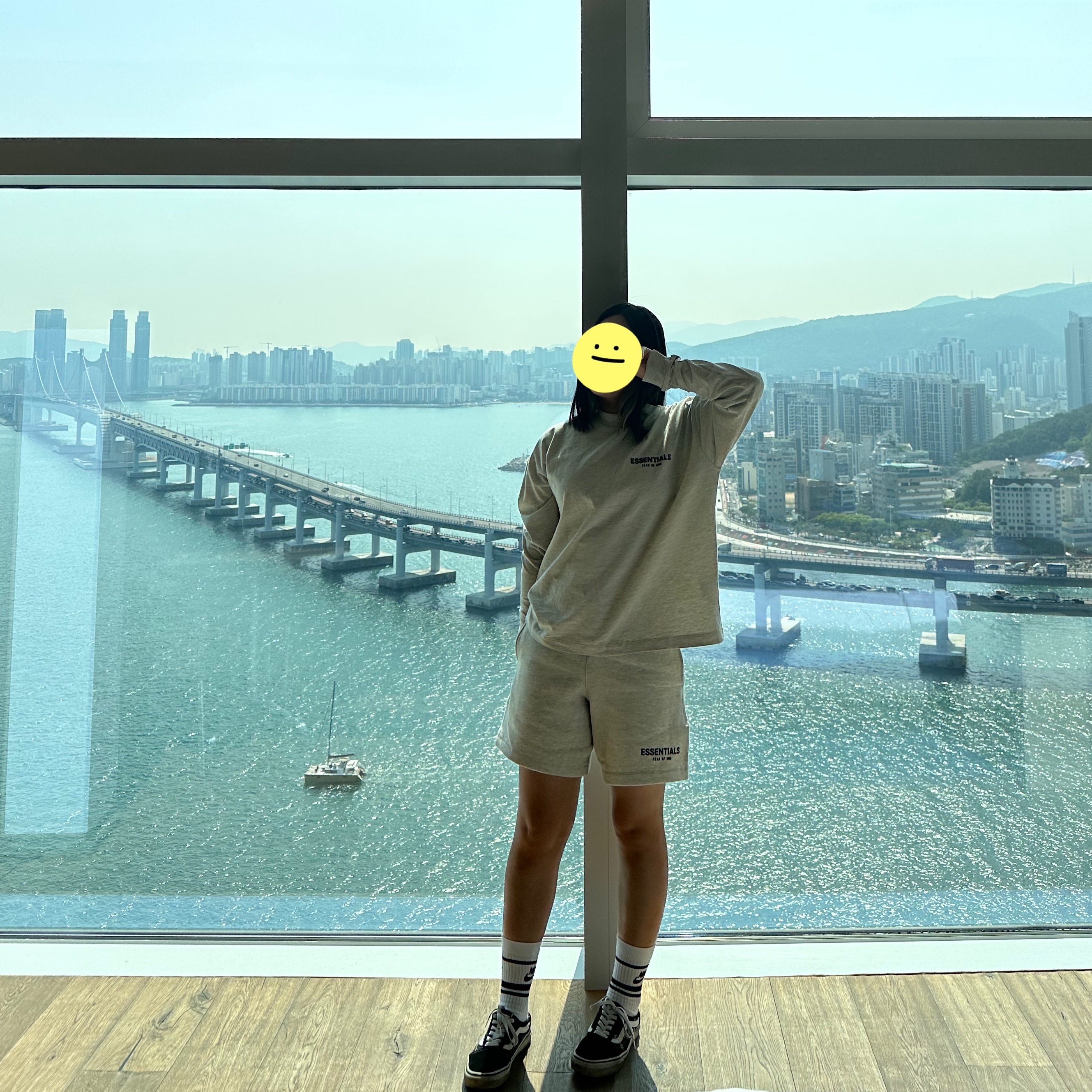 (W) Jordan 1 Elevate Low White and Wolf Grey, (Kids) Essentials The Core Collection Sweatshorts Light Oatmeal 착용 스타일 - 2