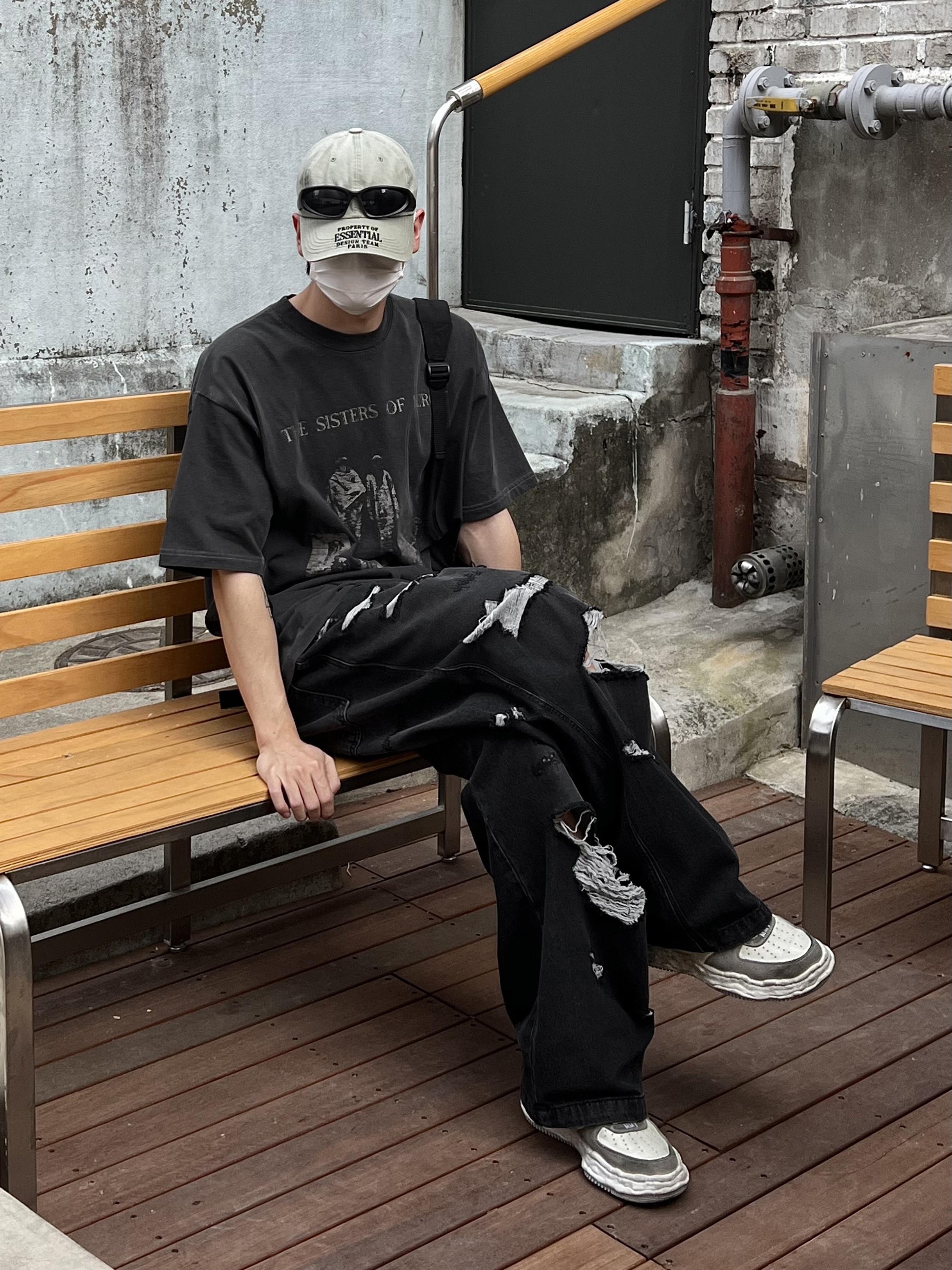 Maison Mihara Yasuhiro Wayne OG Sole Distressed Leather Low-top Sneaker White 착용 스타일 - 2