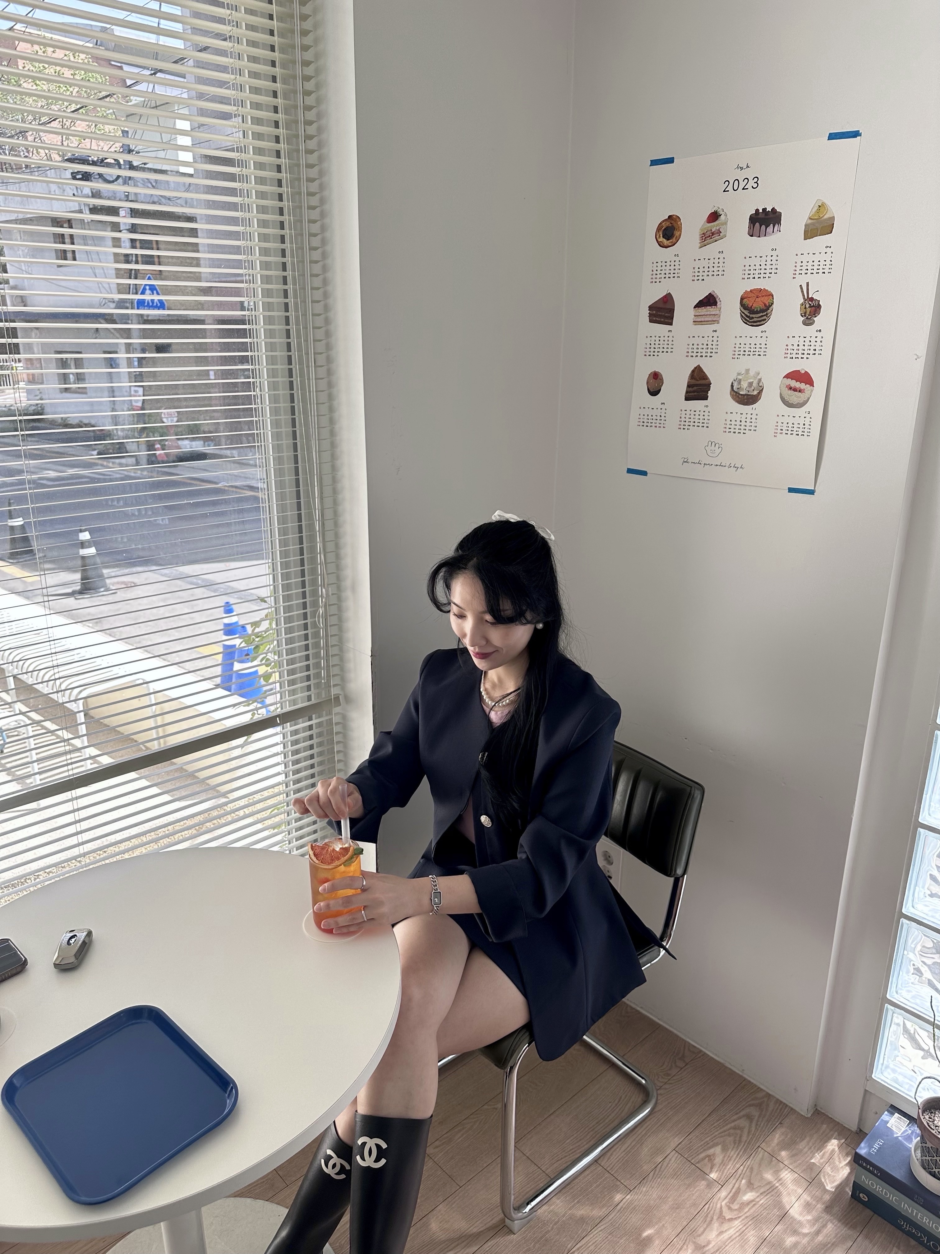 휴먼 메이드 티셔츠 화이트 (3팩), 휴먼 메이드 숄더백 올리브 드랩 착용 스타일 - 3