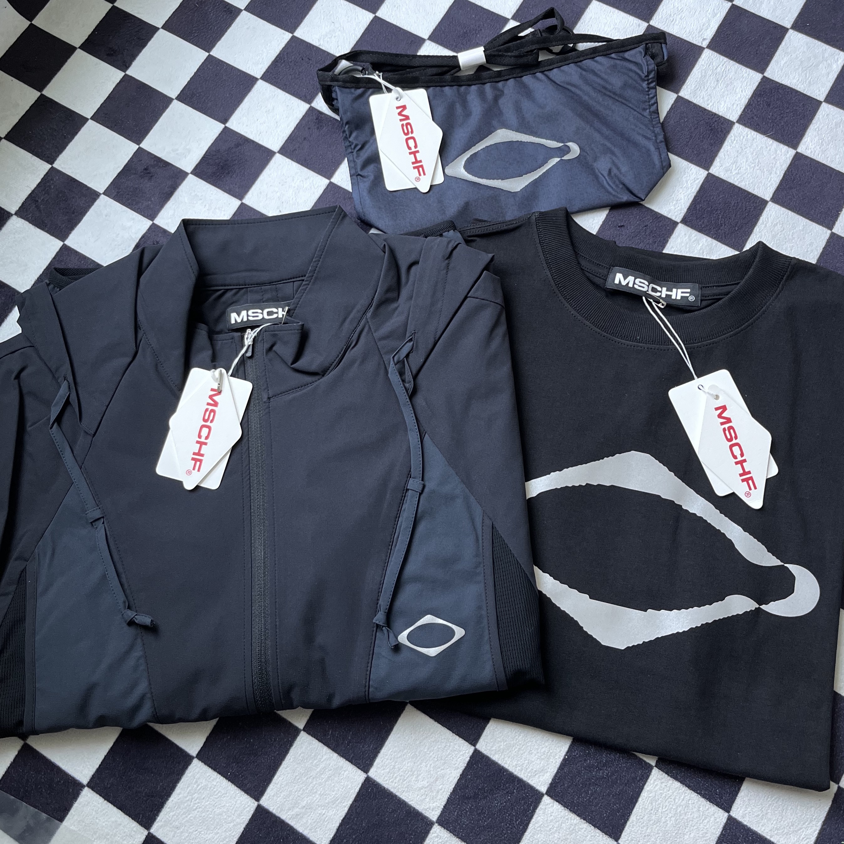(W) Mischief SS Color Blocked Windbreaker Black, Mischief GB14 Cross Pouch Black 착용 스타일
