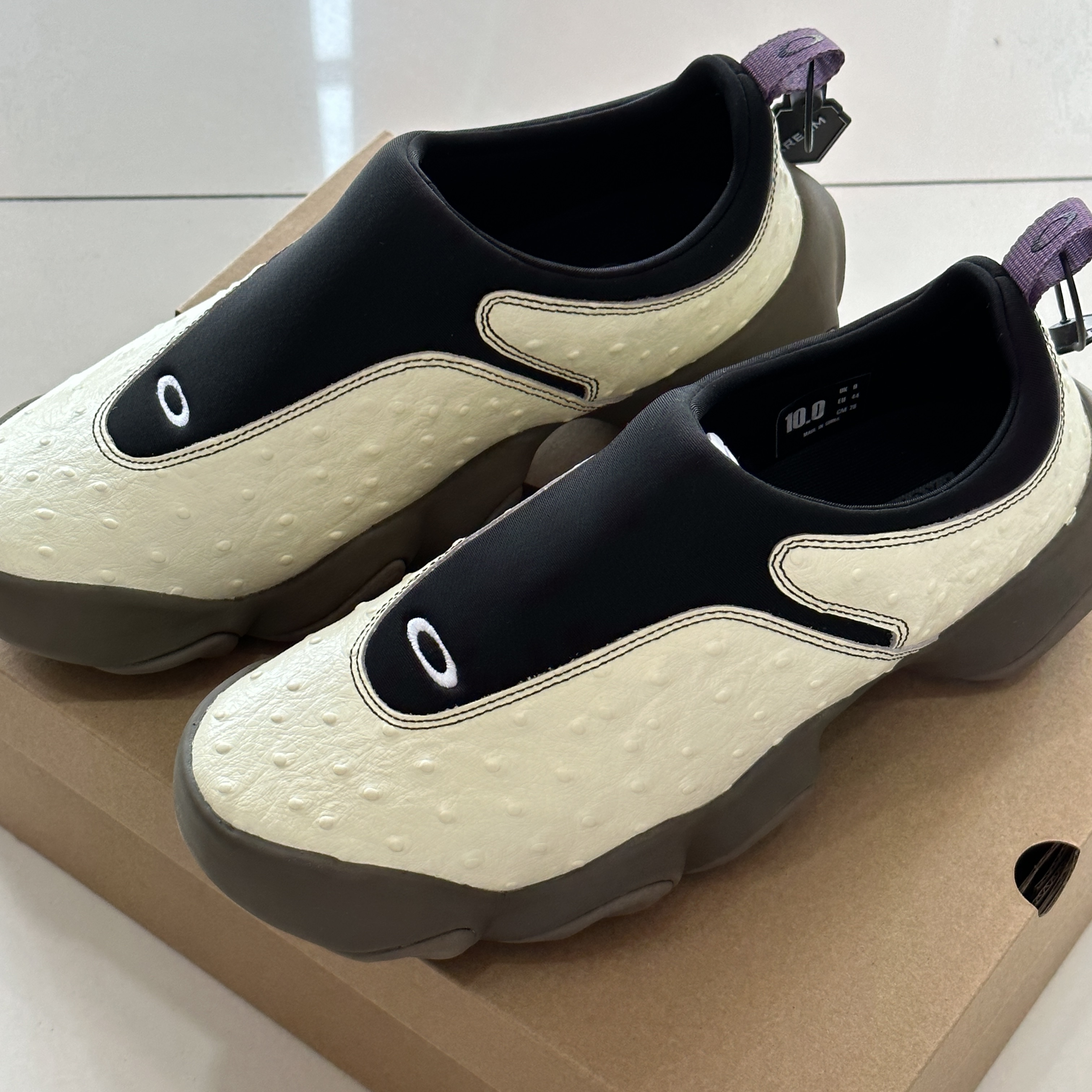 Oakley Factory Team x Brain Dead Ostrich Flesh Ivory 착용 스타일 - 2