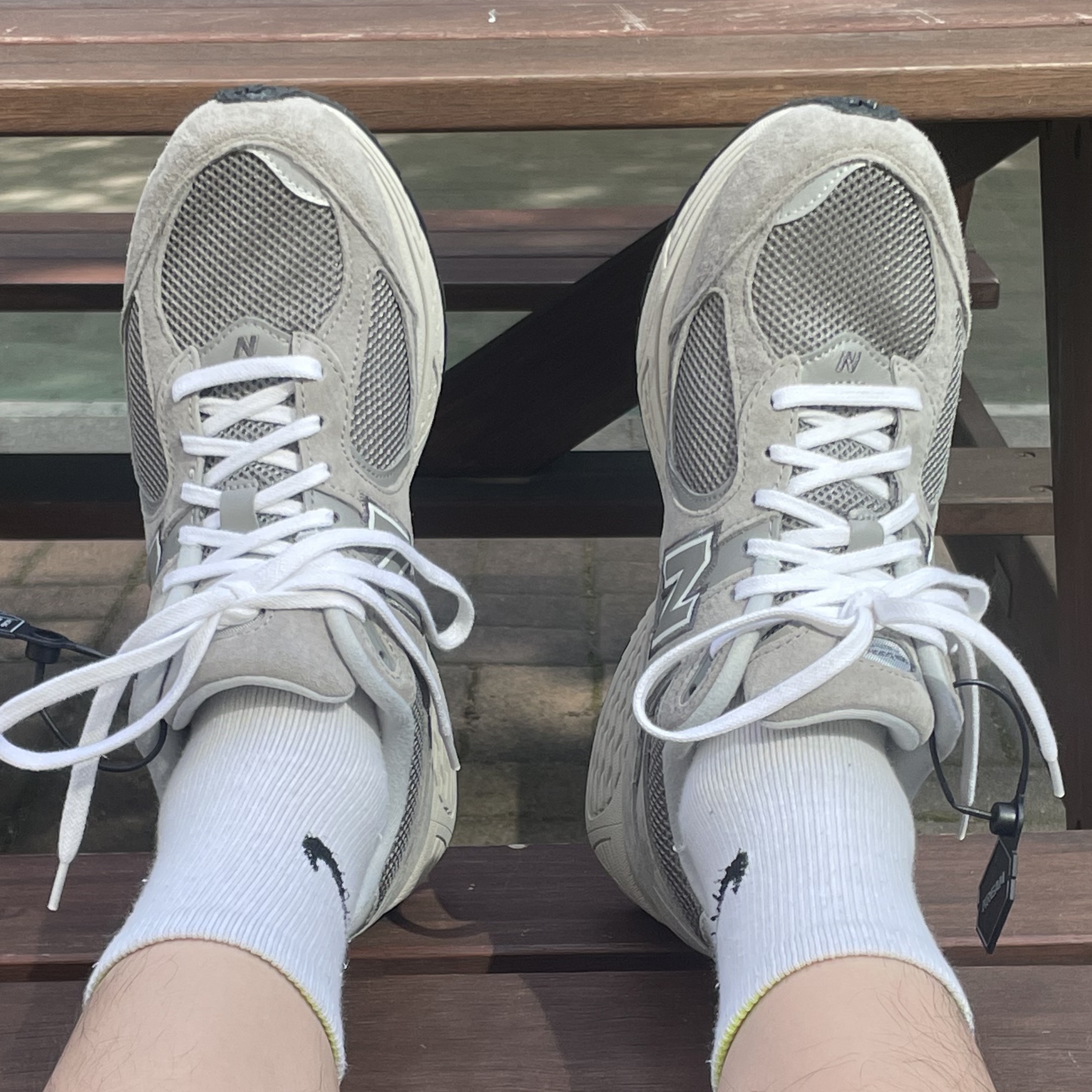 New Balance 2002R Grey 착용 스타일