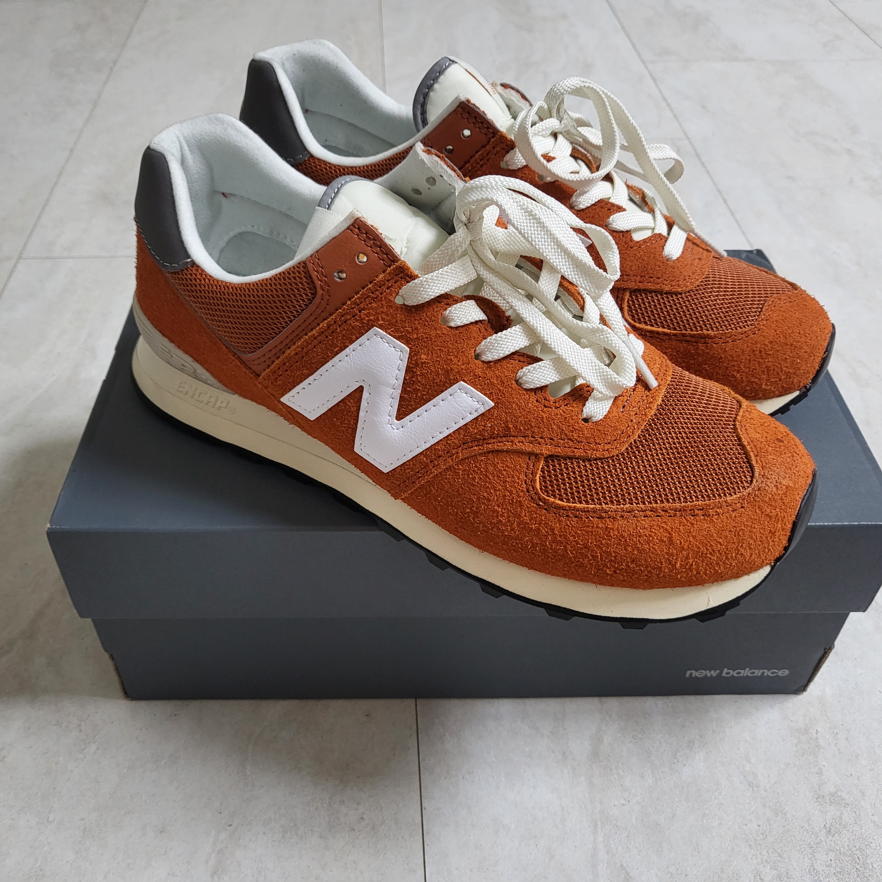 New Balance 574 Heritage Orange Burst White 착용 스타일