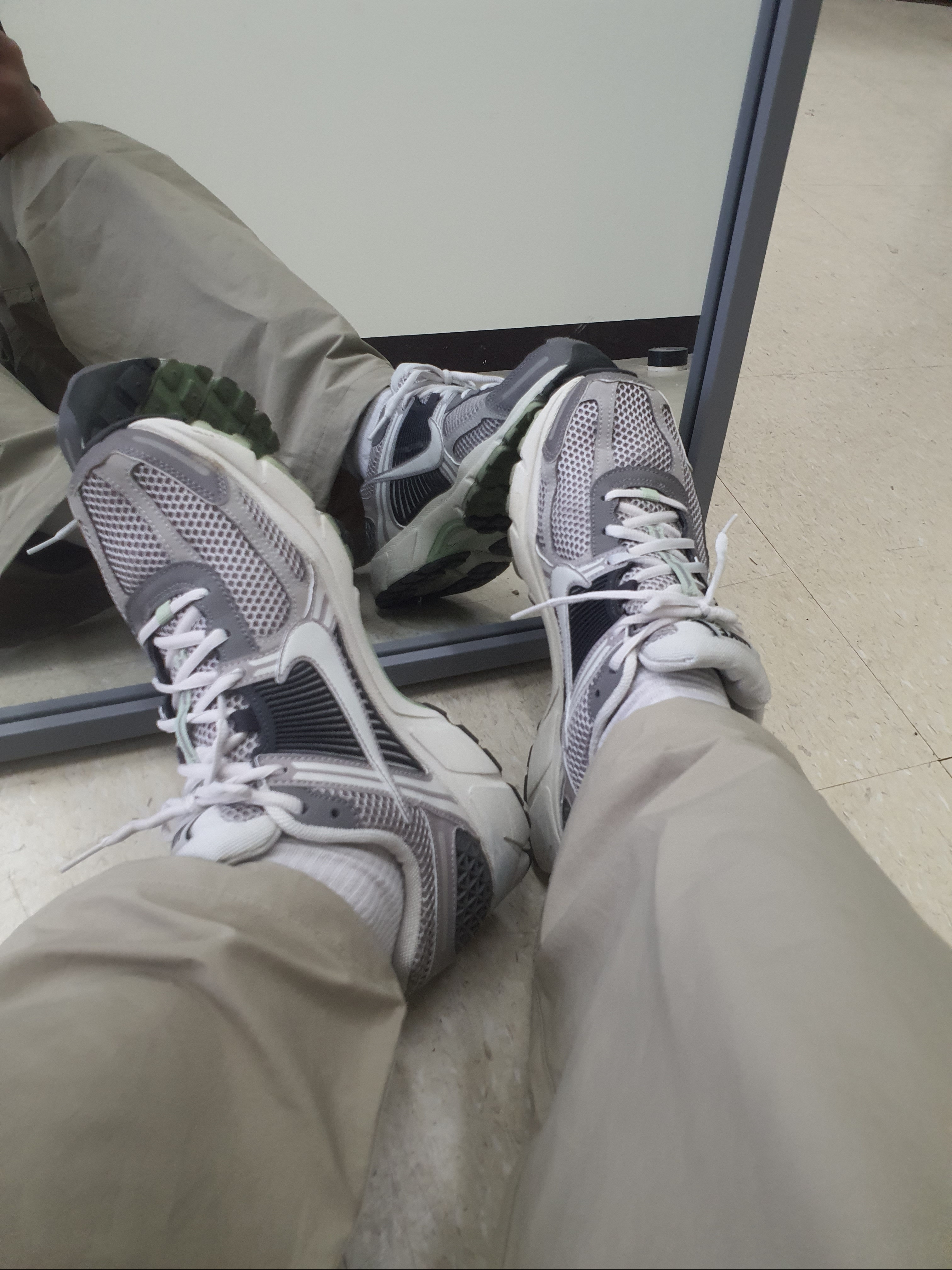 (W) Nike Zoom Vomero 5 Cobblestone and Flat Pewter 착용 스타일 - 2