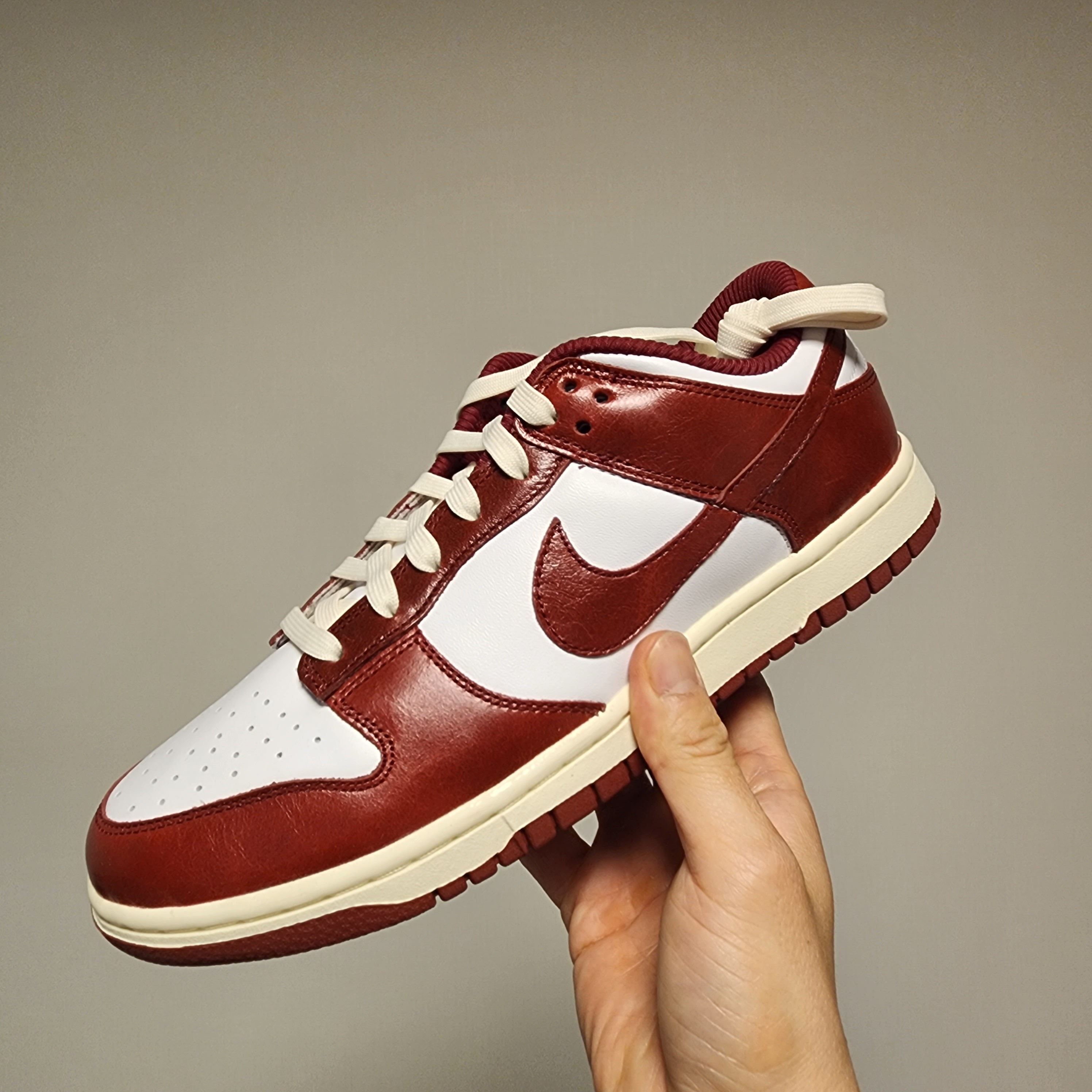 (W) Nike Dunk Low Retro PRM Team Red and White 착용 스타일 - 1