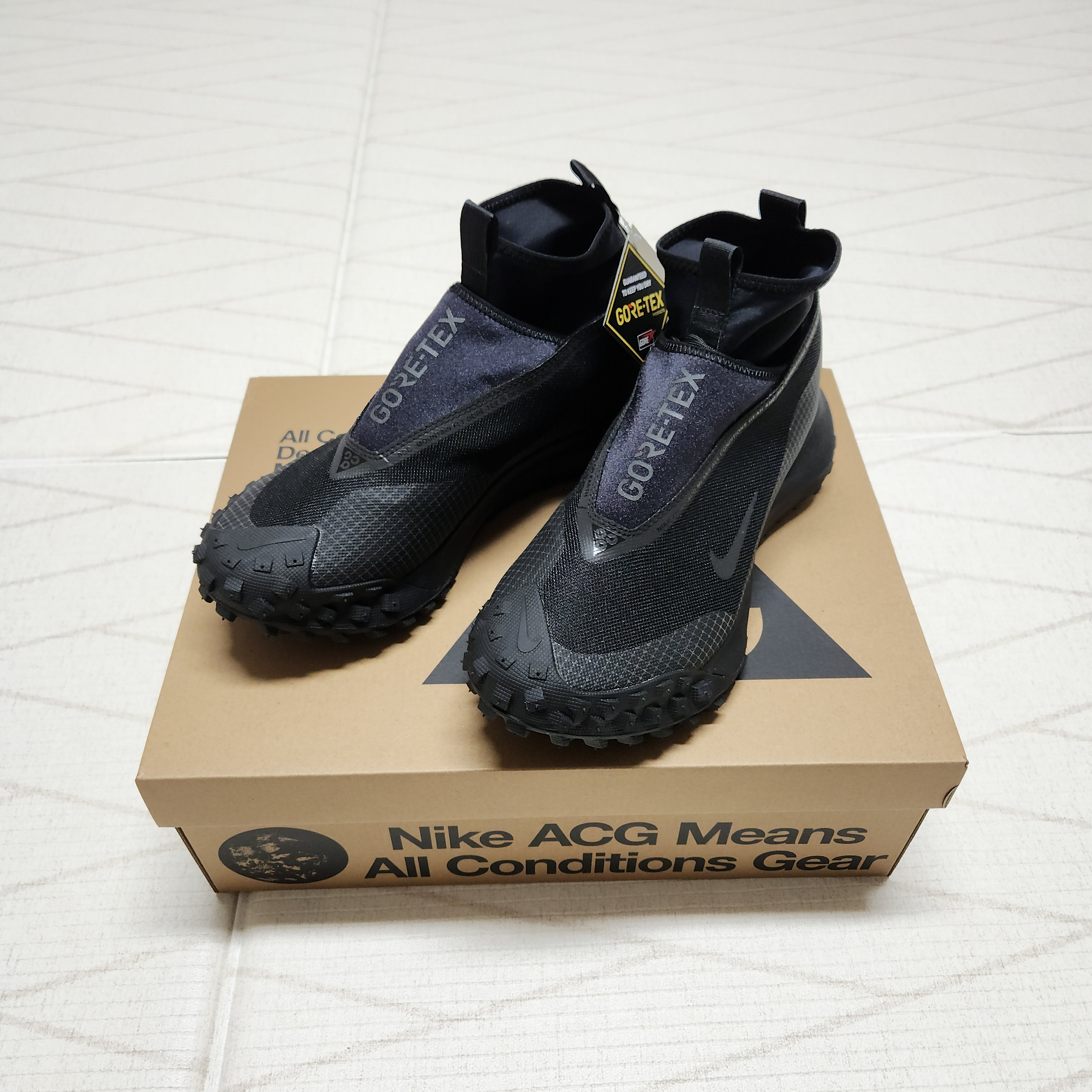나이키 ACG 마운틴 플라이 고어텍스 블랙 앤 다크 그레이 착용 스타일 - 1