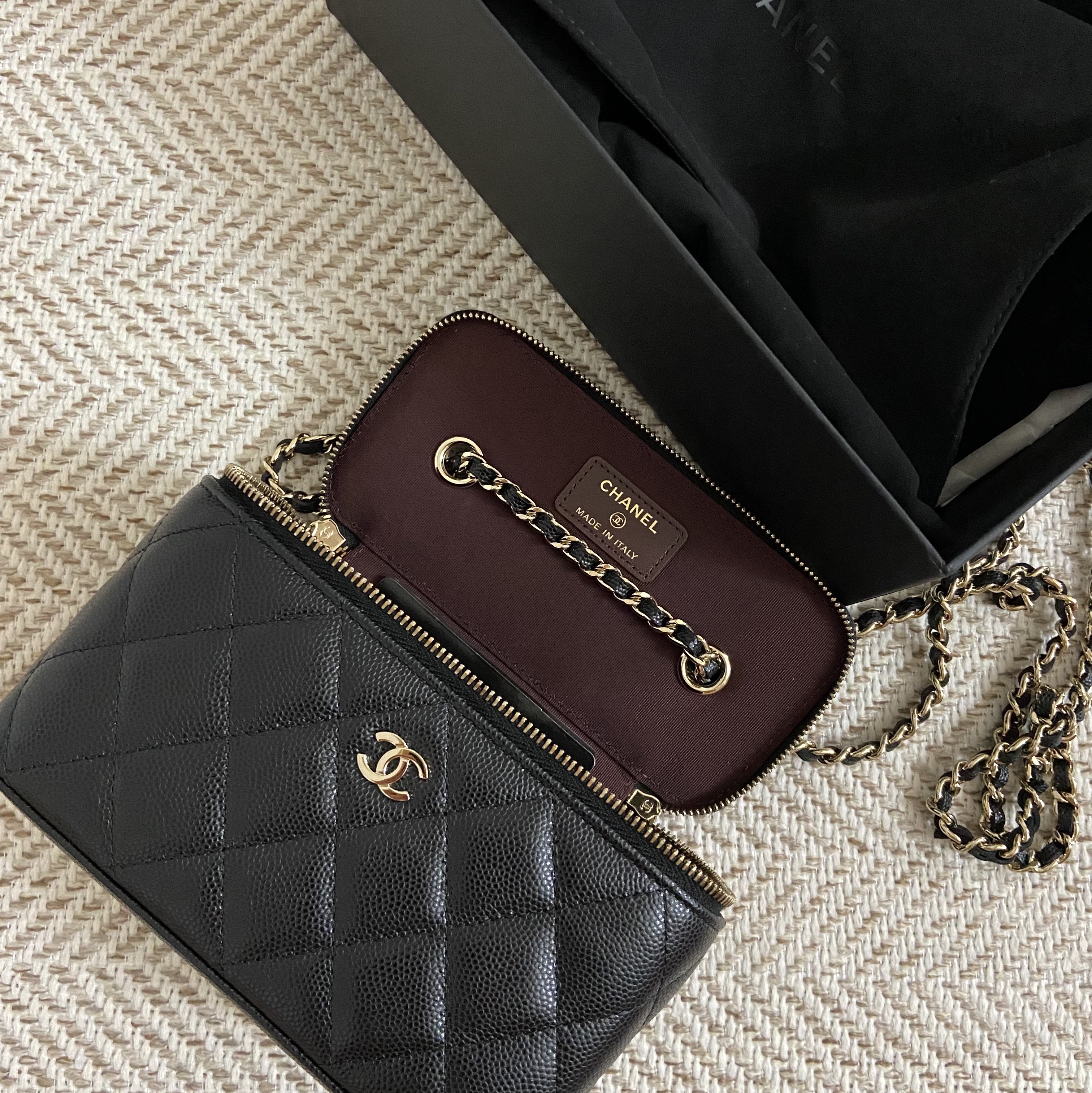 Chanel Small Classic Vanity with Chain Grained Calfskin & Gold Black 착용 스타일