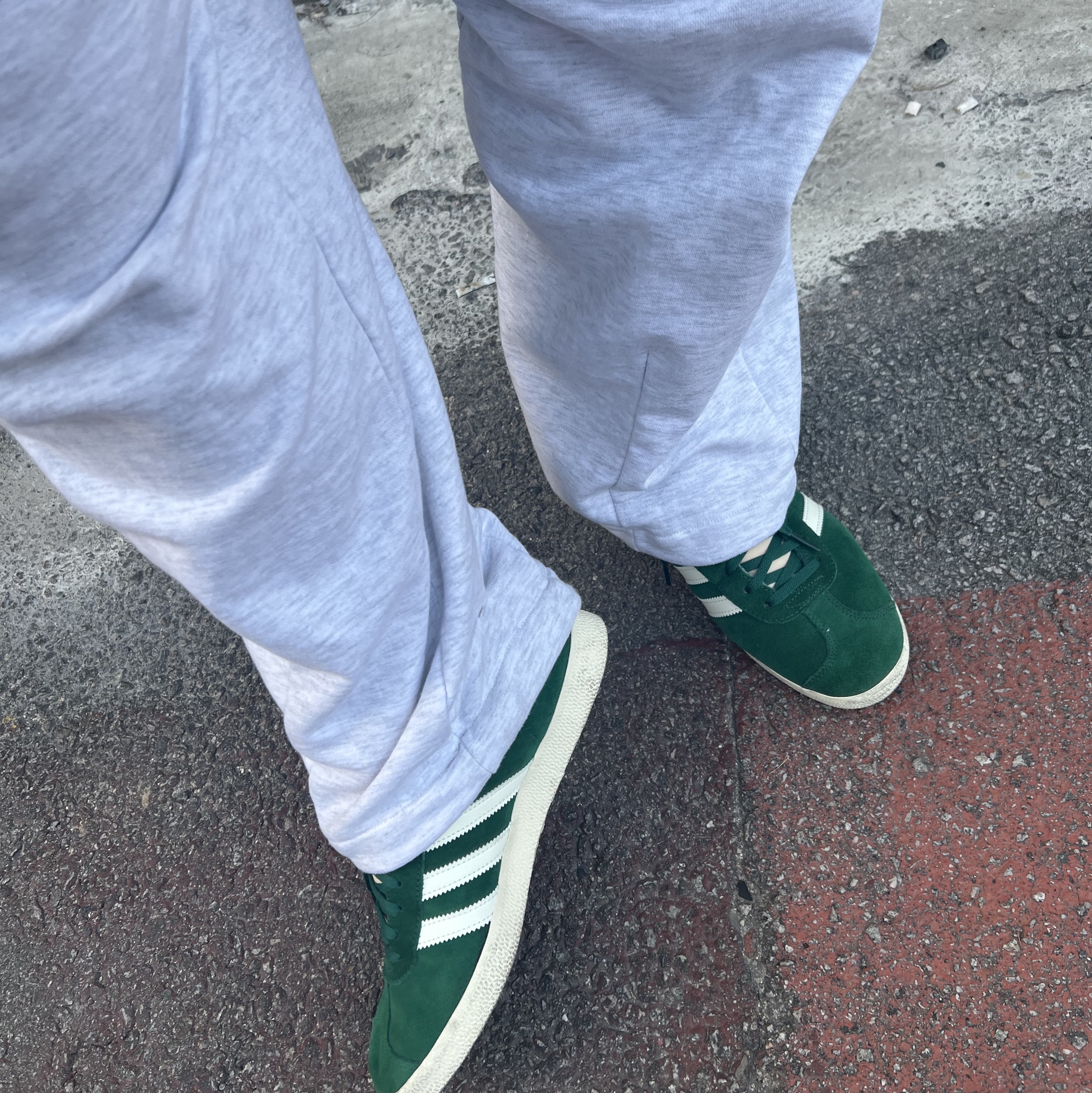 Adidas Gazelle Dark Green Cream White 착용 스타일 - 1