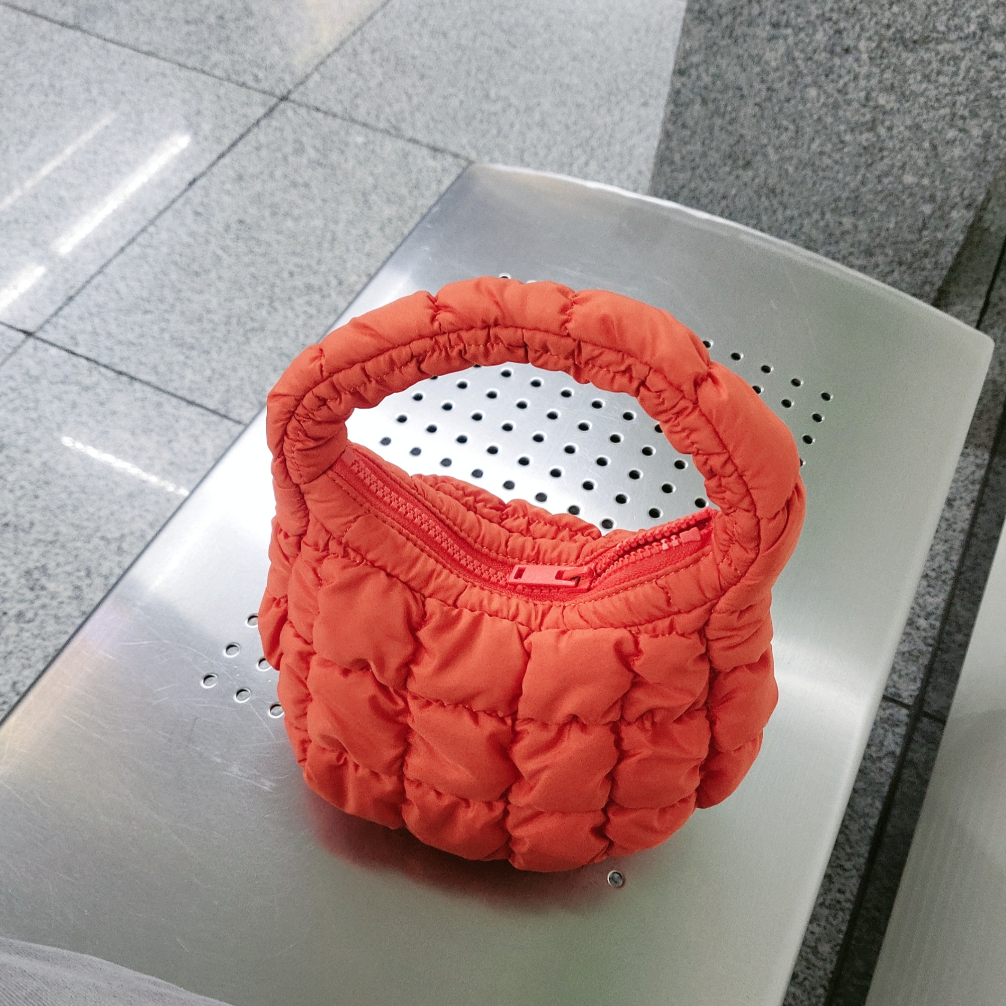 COS Quilted Micro Bag Orange 착용 스타일