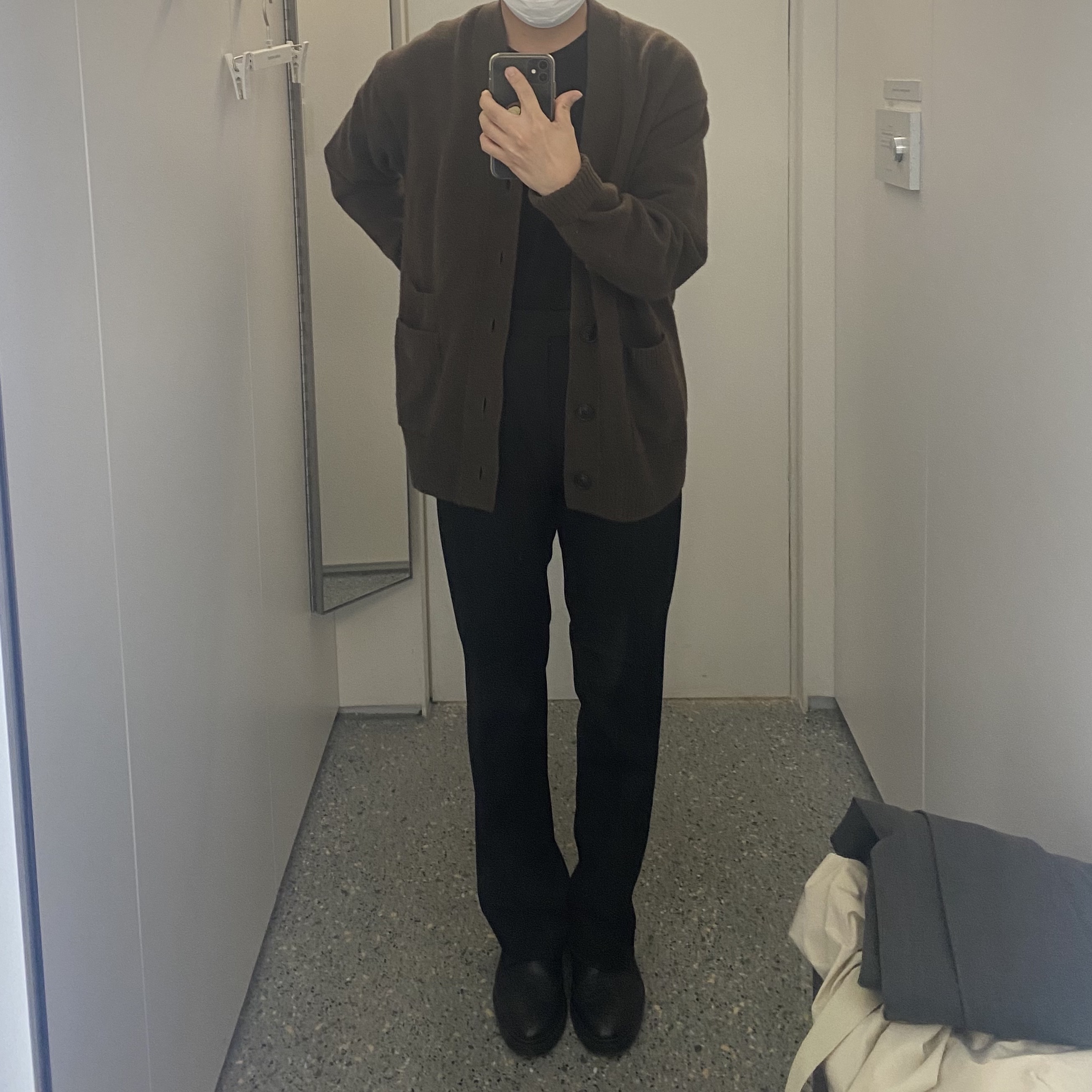 Uniqlo +J Premium Lambswool V-Neck Cardigan Dark Brown 착용 스타일
