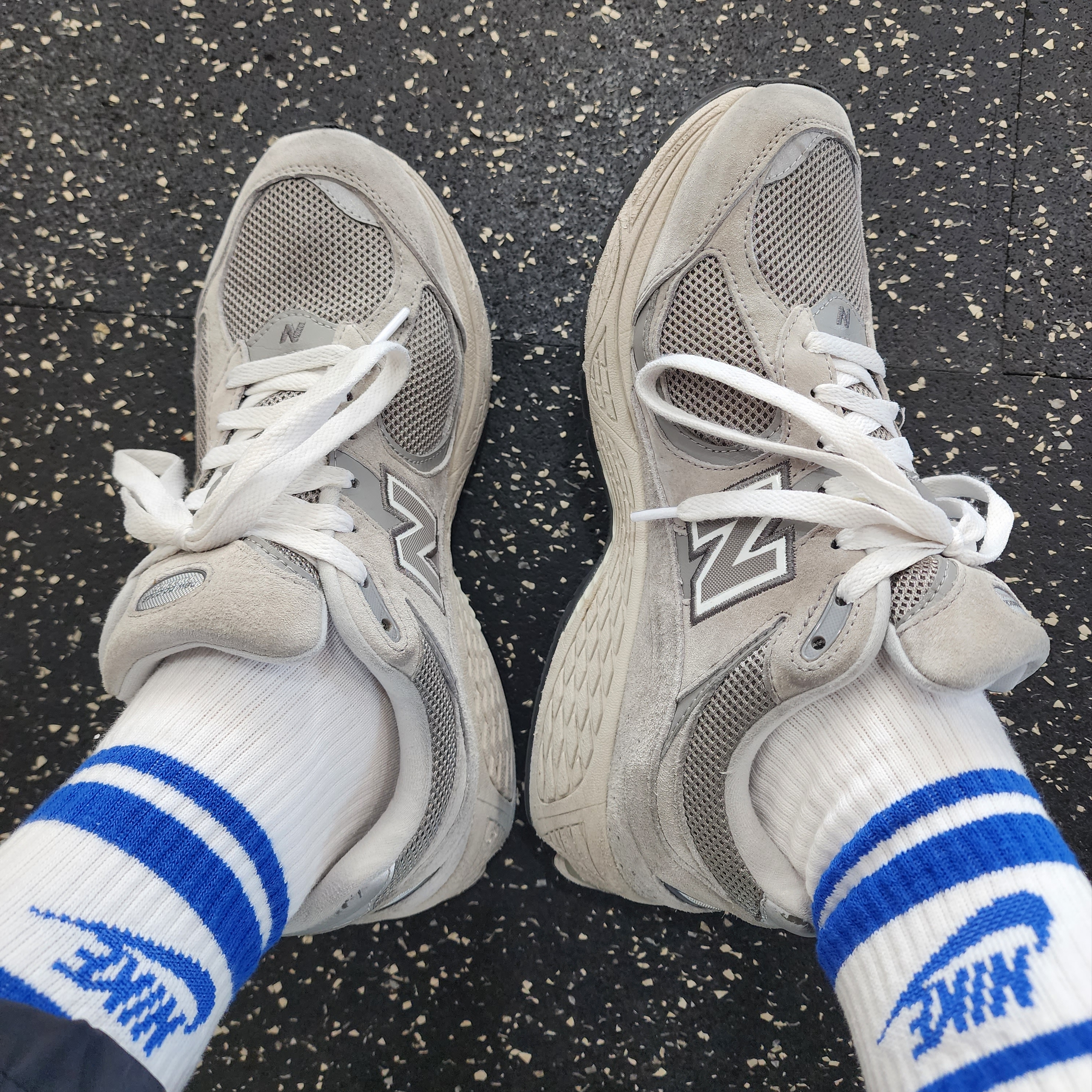New Balance 2002R Grey 착용 스타일