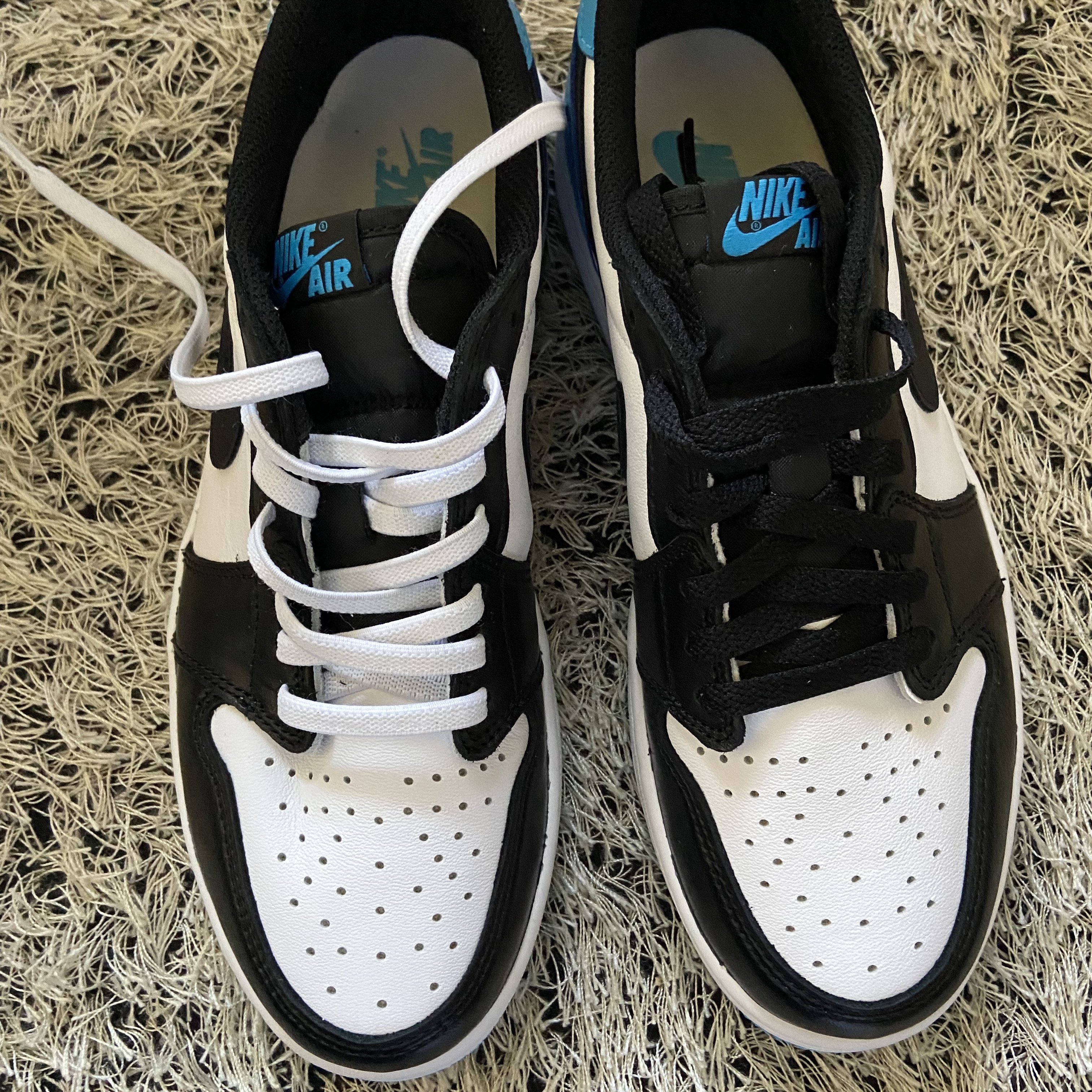 Jordan 1 Retro Low OG Black and Dark Powder Blue 착용 스타일 - 2
