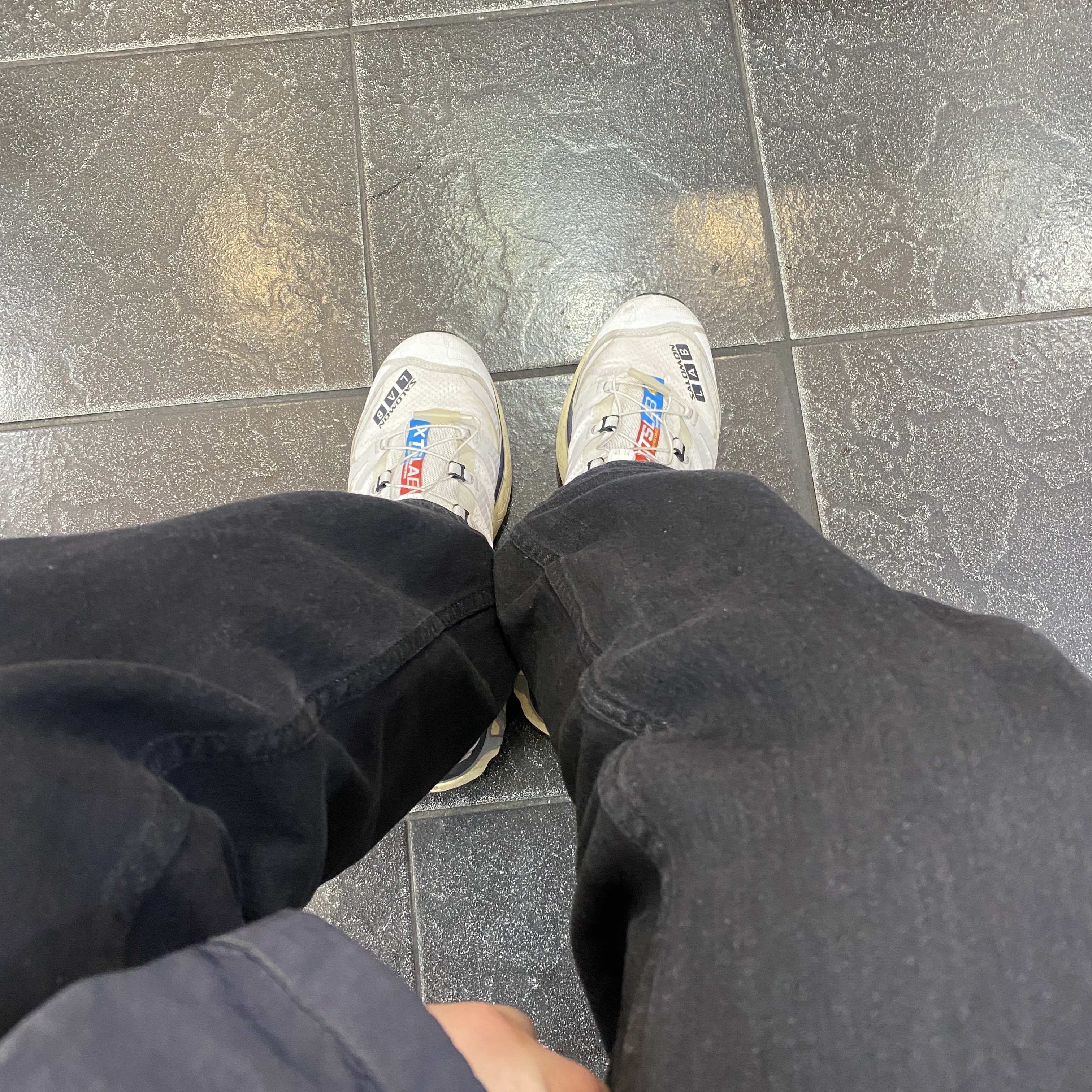 Salomon XT-4 White Lunar Rock 착용 스타일