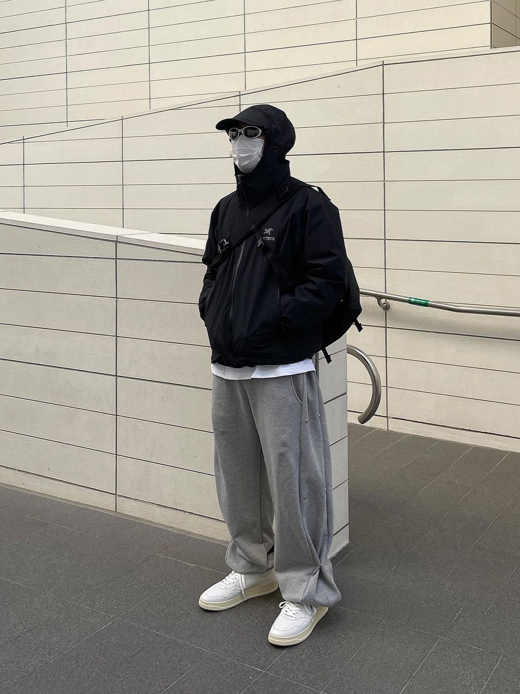 Arc'teryx Squamish Hoody Black, Autry Medalist Low Leather Sneakers White 착용 스타일 - 1