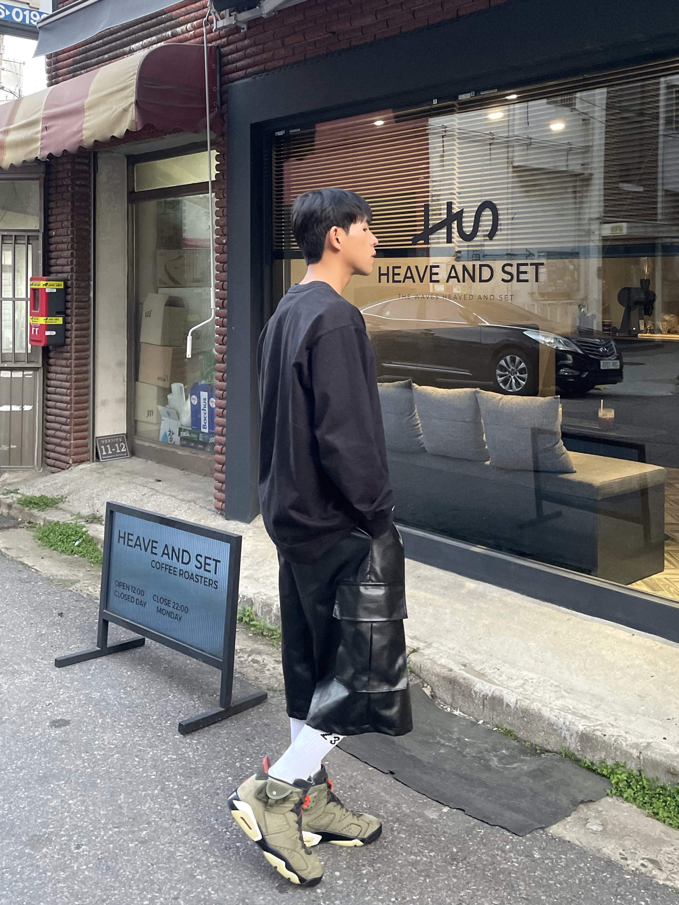 Jordan 6 x Travis Scott Retro Olive, Stone Island 63750 Garment Dyed Heavy Cotton Long Sleeve T-Shirt Black - 22SS 착용 스타일 - 2