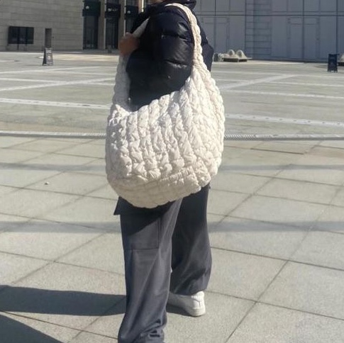 COS Quilted Oversized Shoulder Bag Off White Light Beige, (W) The North Face Nuptse Short Jacket Black 착용 스타일 - 1