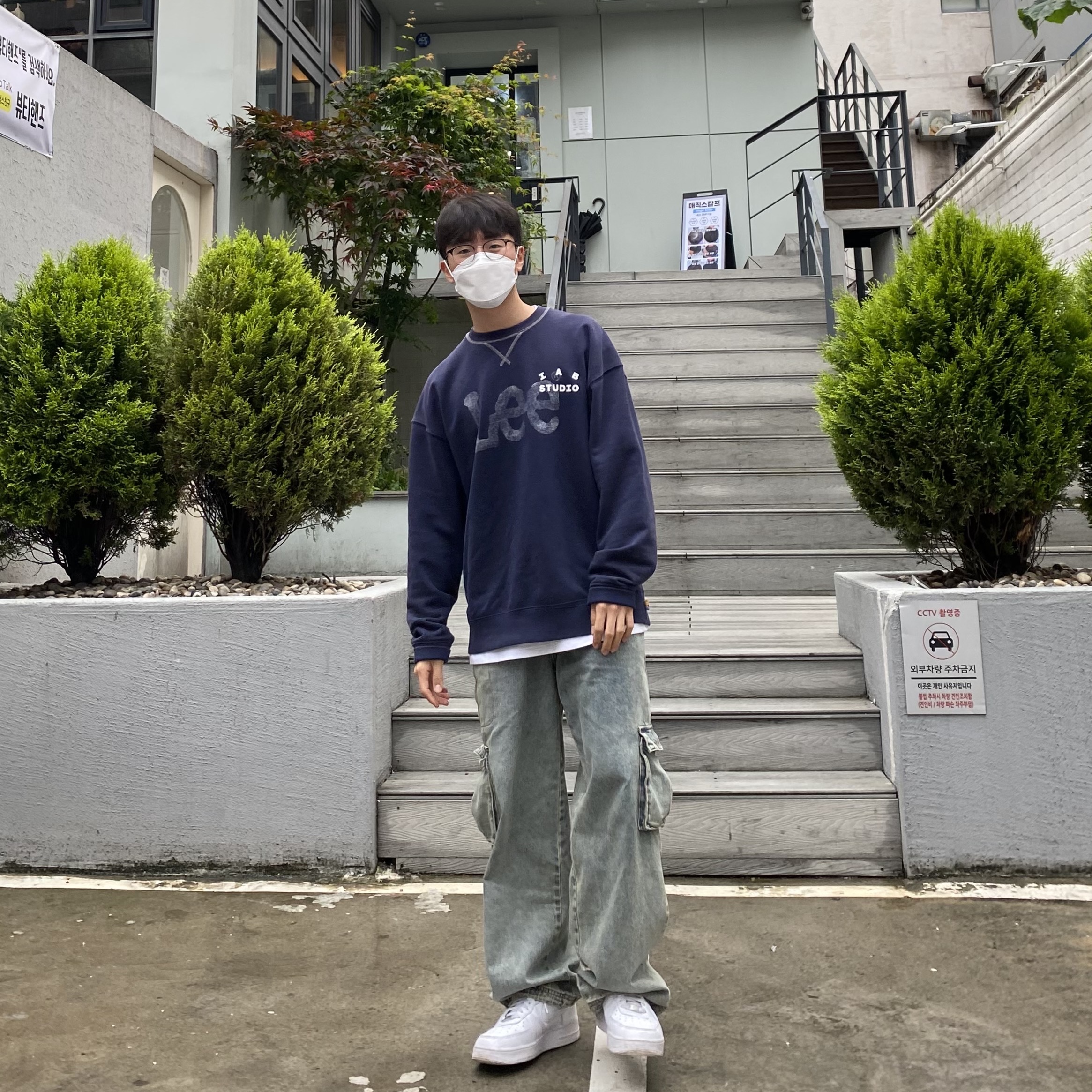IAB Studio x Lee Pigment Sweatshirt Indigo Navy, Nike Air Force 1 '07 Low White 착용 스타일