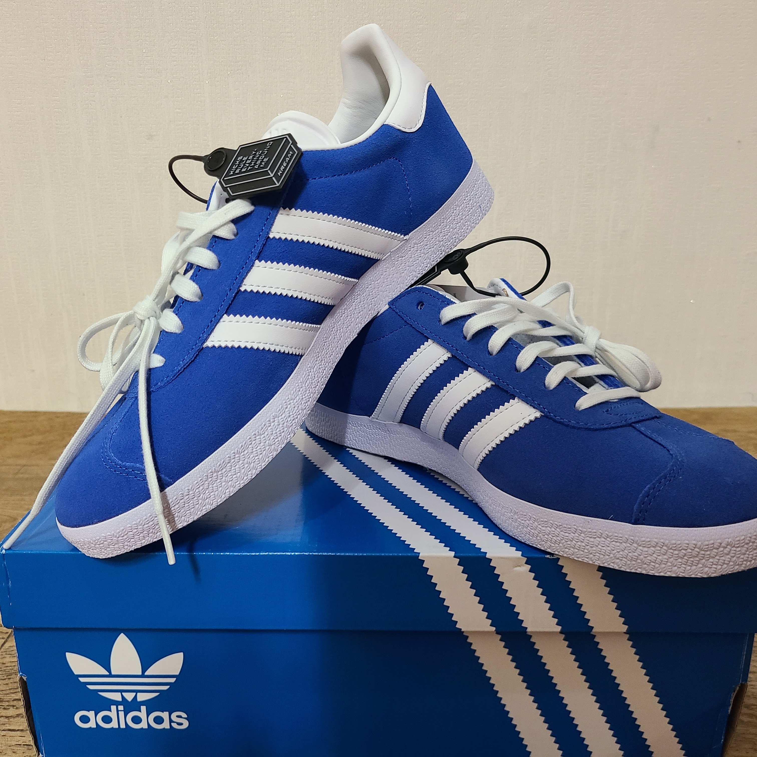 Adidas Gazelle Blue 착용 스타일