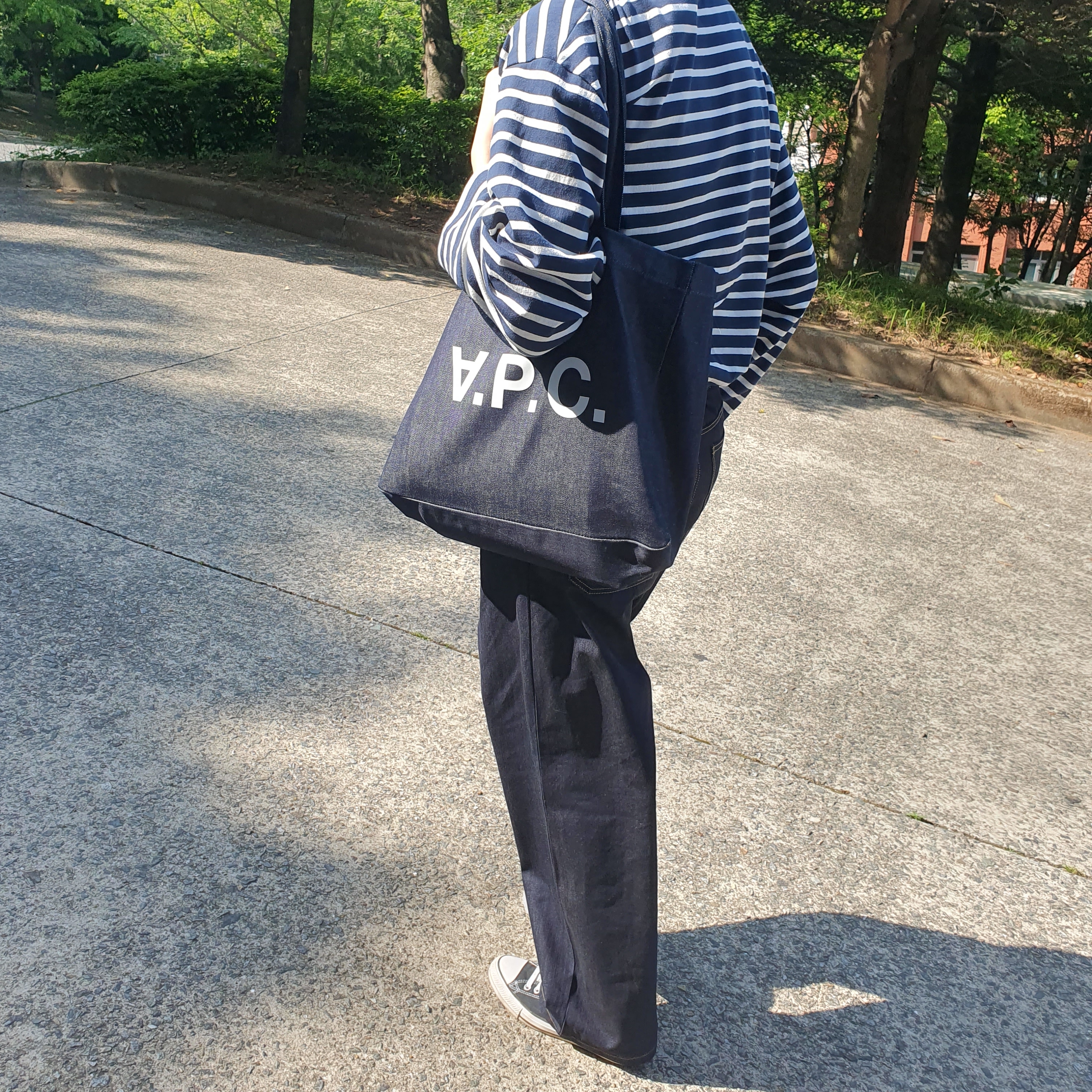 A.P.C. Daniela Shopping Bag Indigo 착용 스타일 - 3