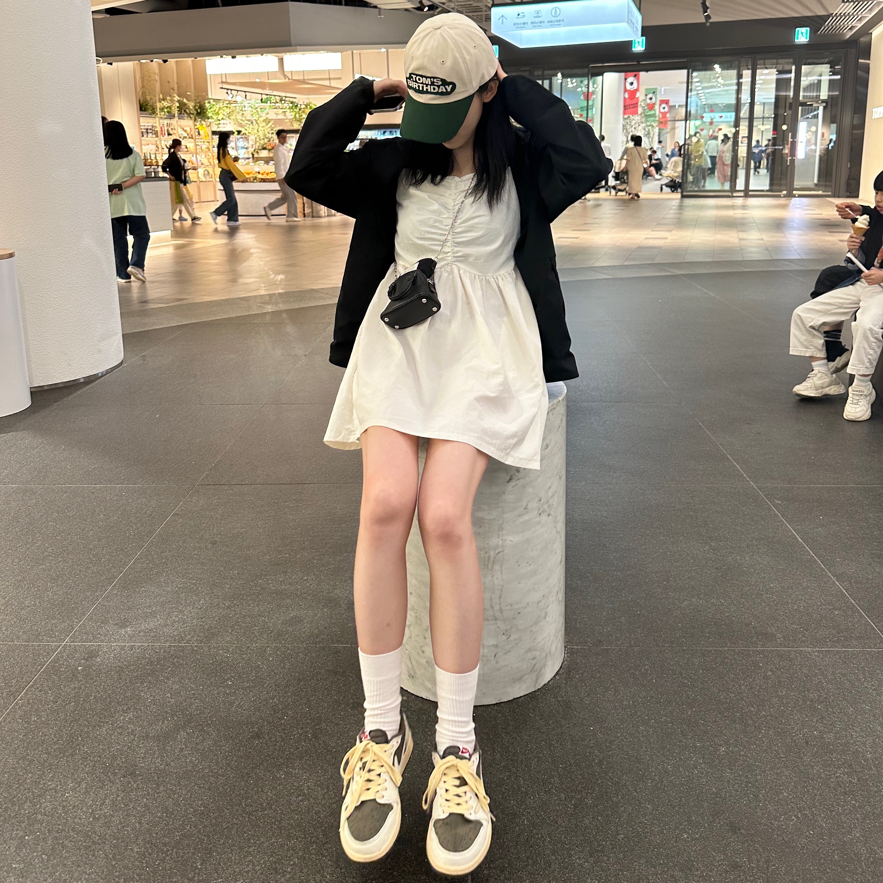 Jordan 1 x Travis Scott Retro Low OG SP Sail and Ridgerock, Maison Margiela 5AC Classique Baby Bag Black 착용 스타일 - 3
