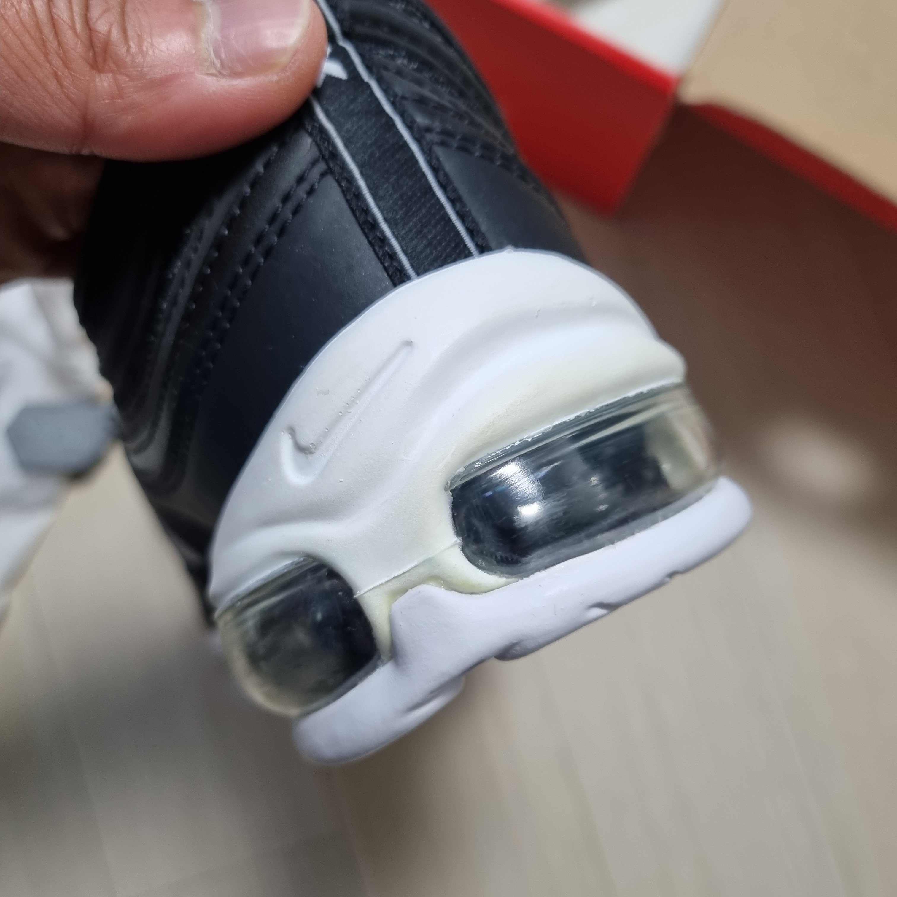 Nike Air Max 97 Black White 착용 스타일 - 2
