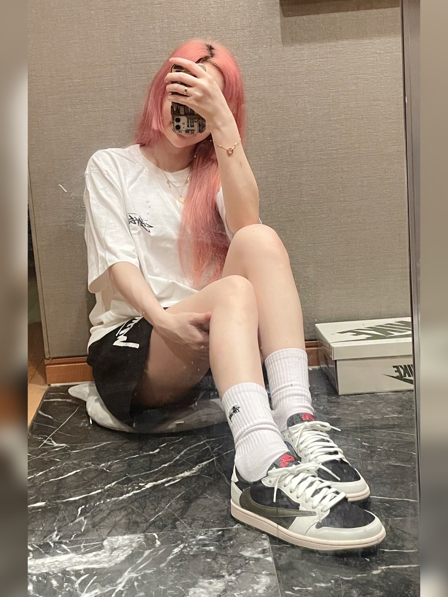 스투시 ITP 플라워 티셔츠 화이트, 스투시 빅 스탁 워터 쇼츠 블랙 착용 스타일 - 1