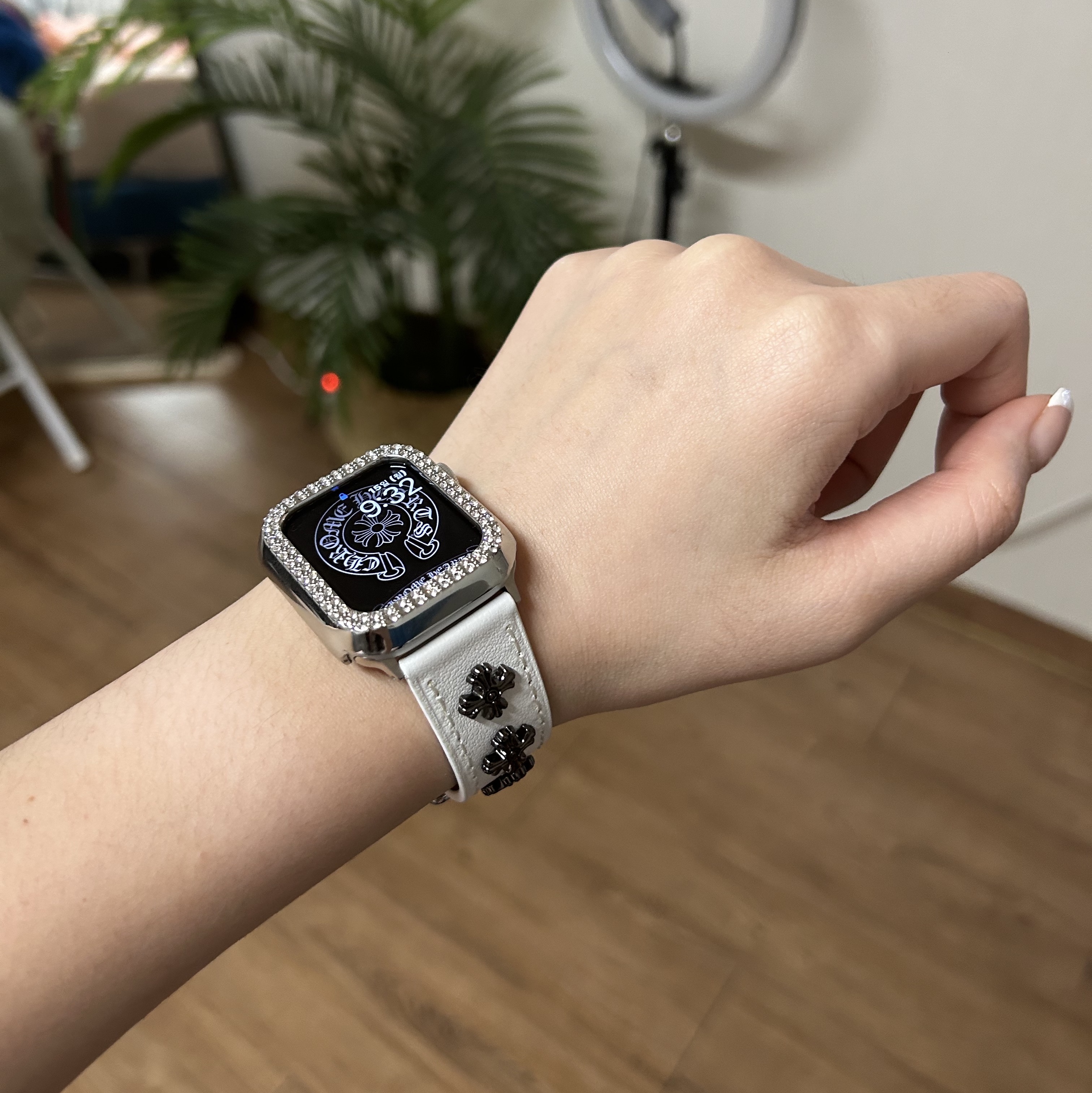 Apple Watch SE 40mm GPS Silver Aluminum Case with Sport Band White (Korean Ver.) 착용 스타일
