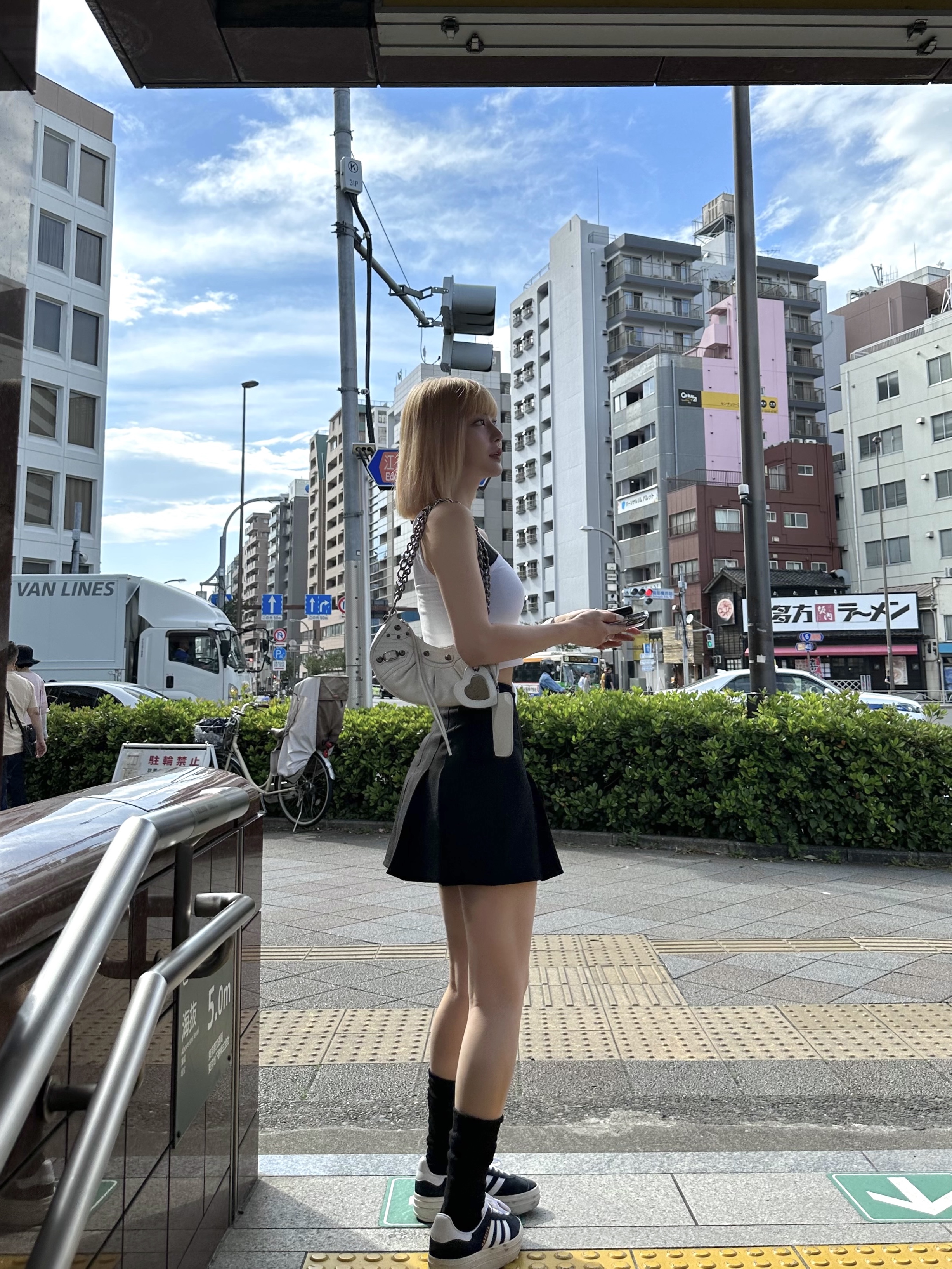 발렌시아가 아레나 램스킨 르 카골 XS 체인 숄더백 옵틱 화이트, (W) 아디다스 가젤 볼드 코어 블랙 클라우드 화이트 착용 스타일 - 1