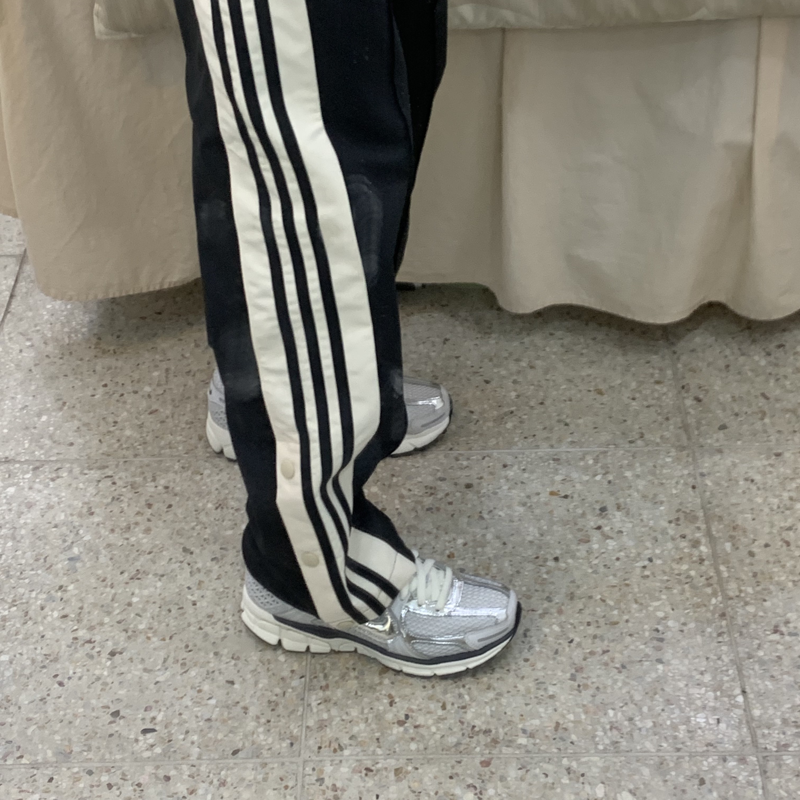 (W) Nike Zoom Vomero 5 Photon Dust and Metallic Silver 착용 스타일 - 2