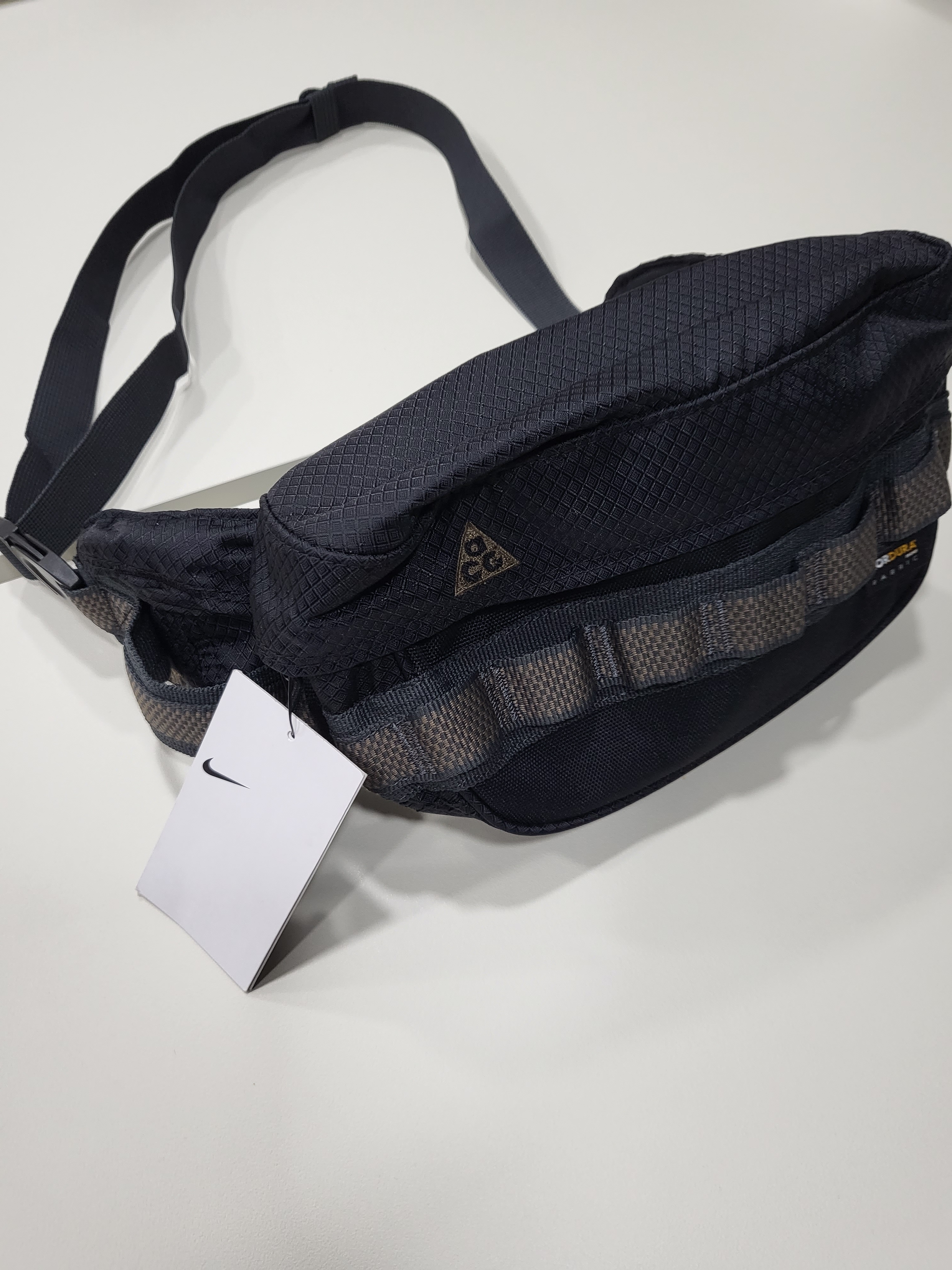 Nike ACG Karst Waistpack Black Ironstone 착용 스타일