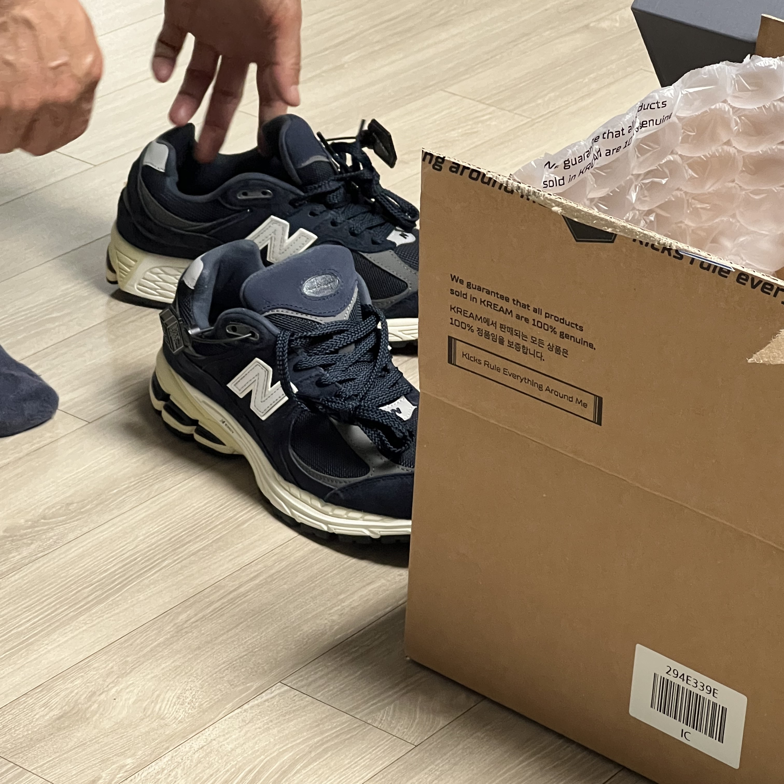 New Balance 2002R Eclipse Castlerock 착용 스타일