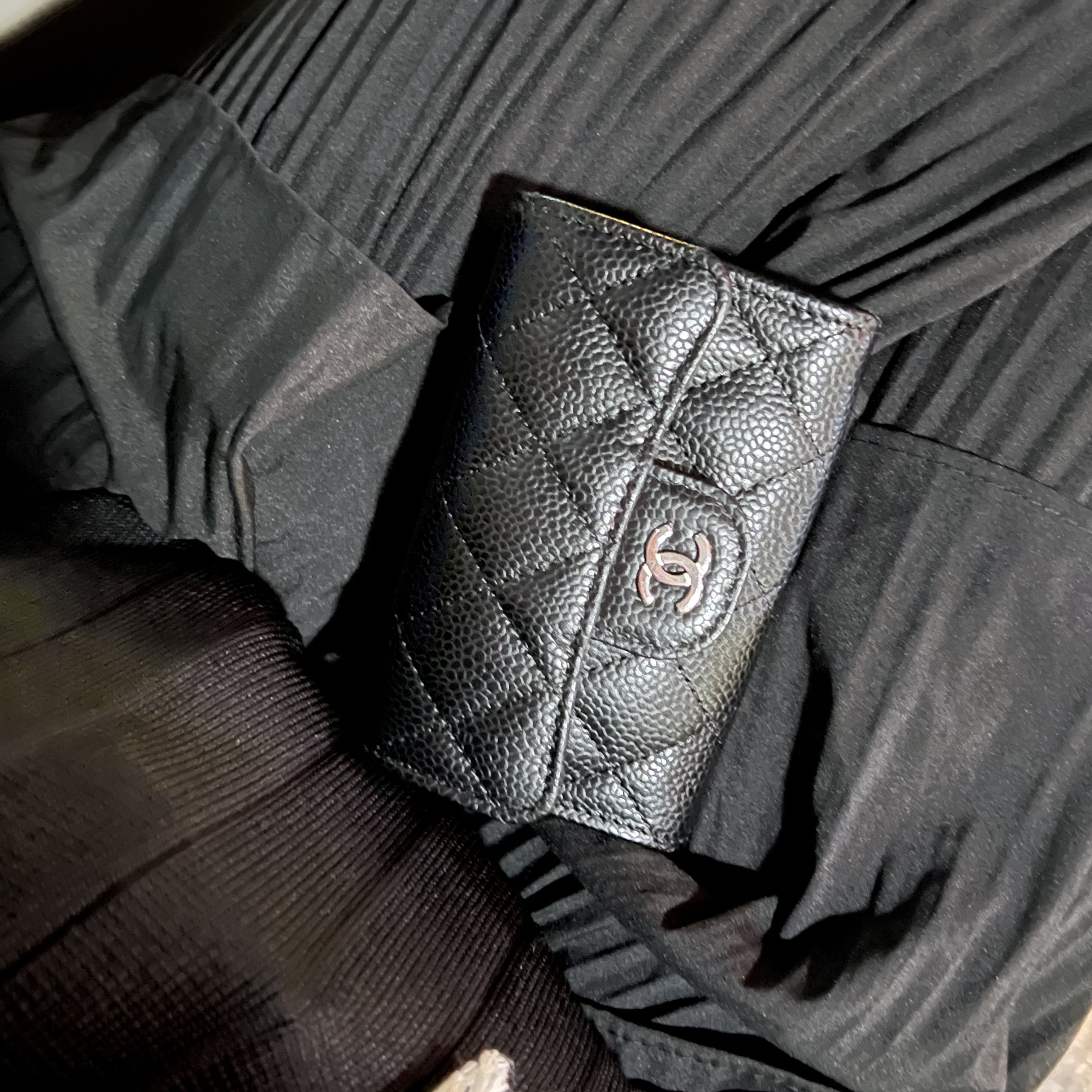 Chanel Classic Card Holder Grained Calfskin & Silver Black 착용 스타일 - 1