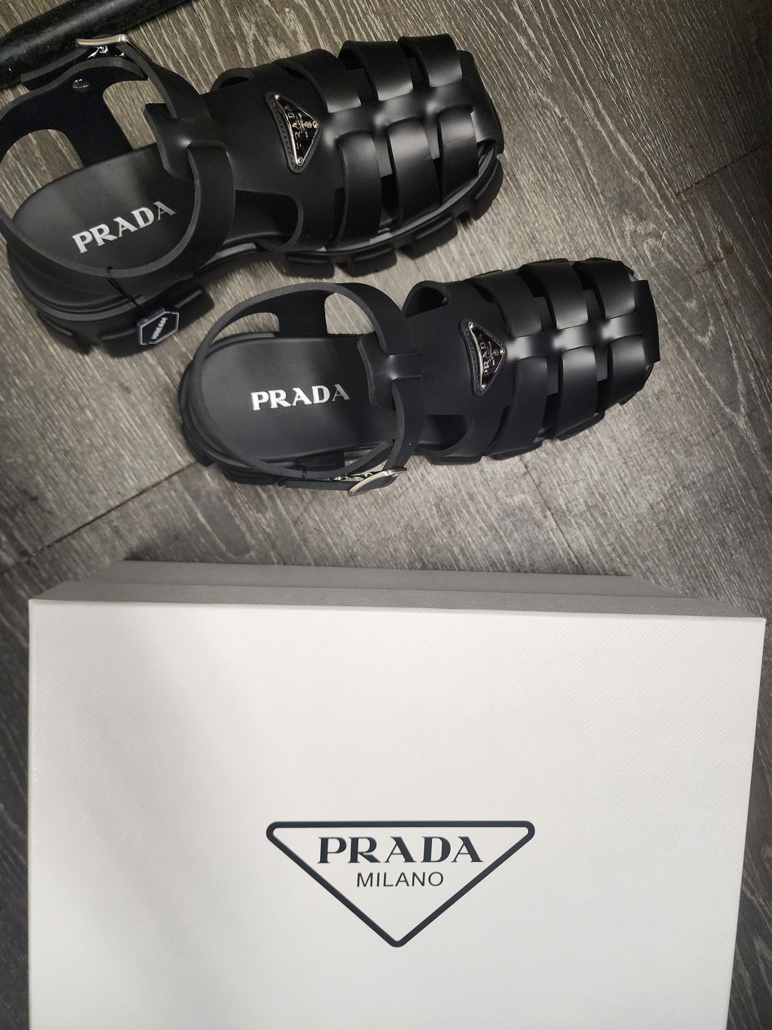 Prada Rubber Sandal Black 착용 스타일 - 2