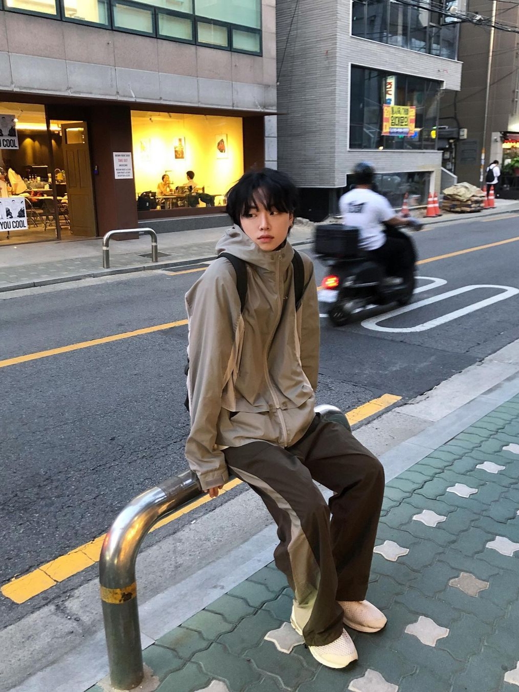 Art Of Field Round Colorway Pintuck Pants Khaki Brown, Art Of Field Assembled Jacket Beige 착용 스타일 - 2