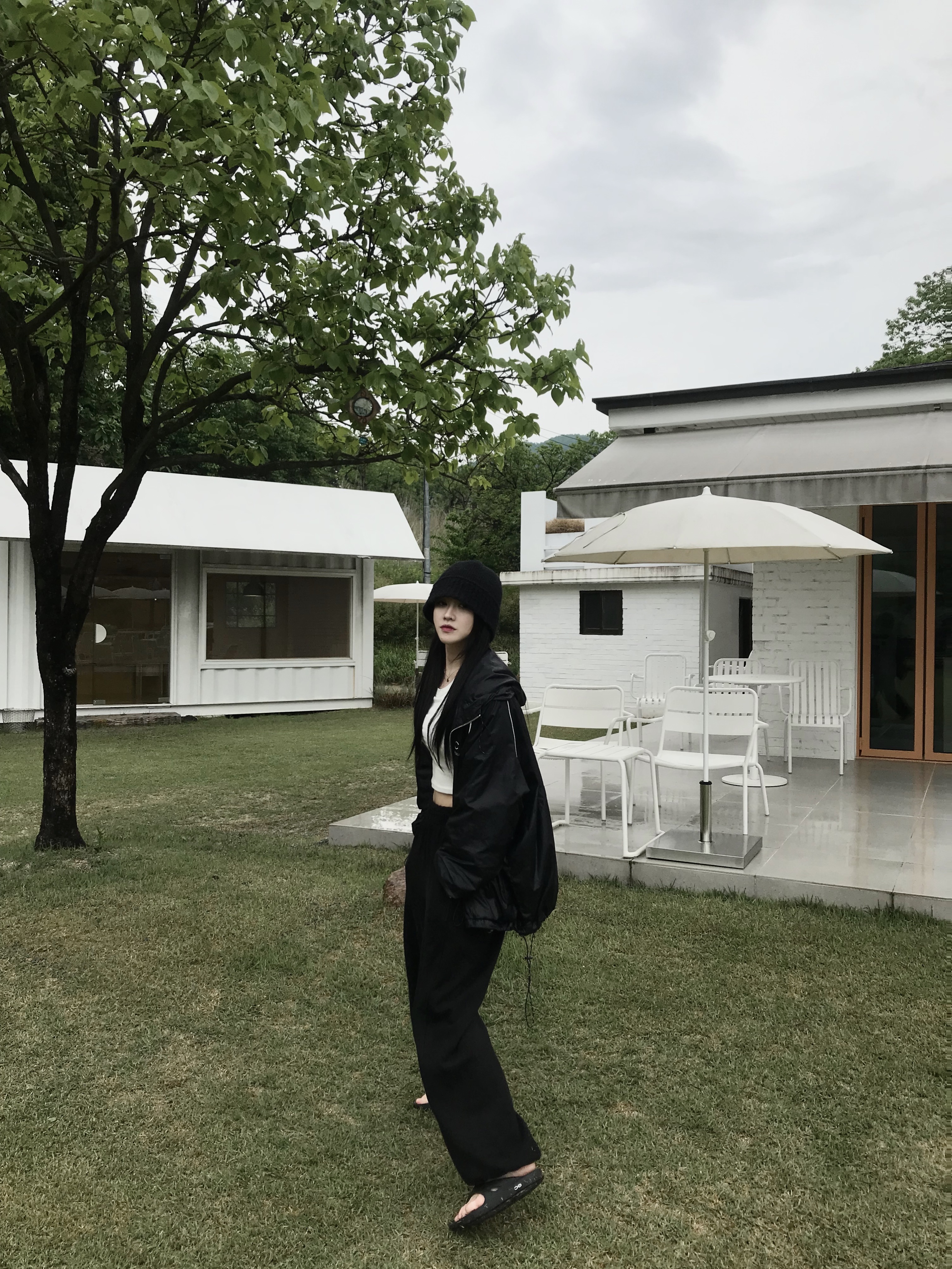 Oofos OOriginal Black 착용 스타일 - 1