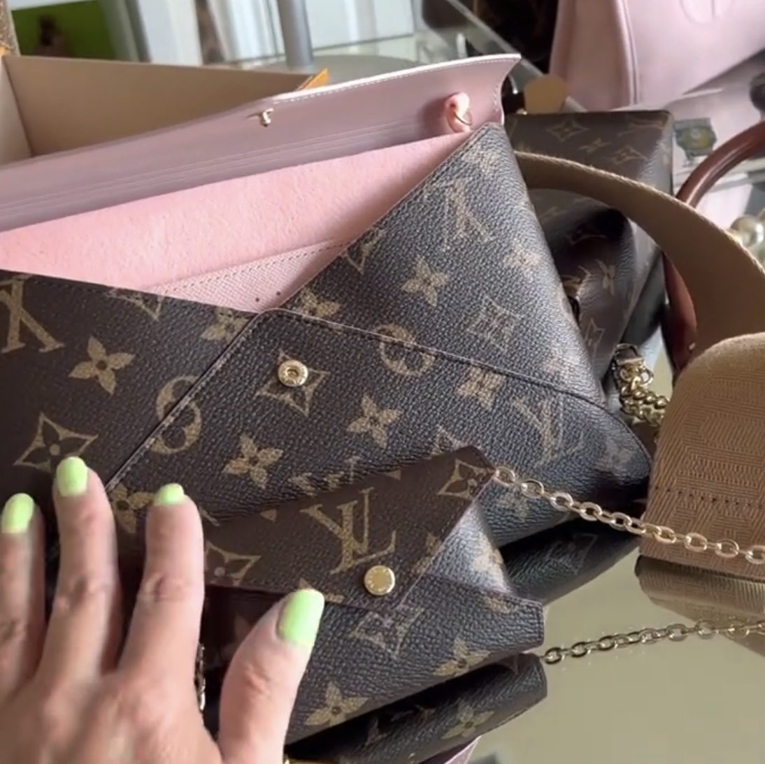 Louis Vuitton Kirigami Pochette Monogram 착용 스타일 - 2