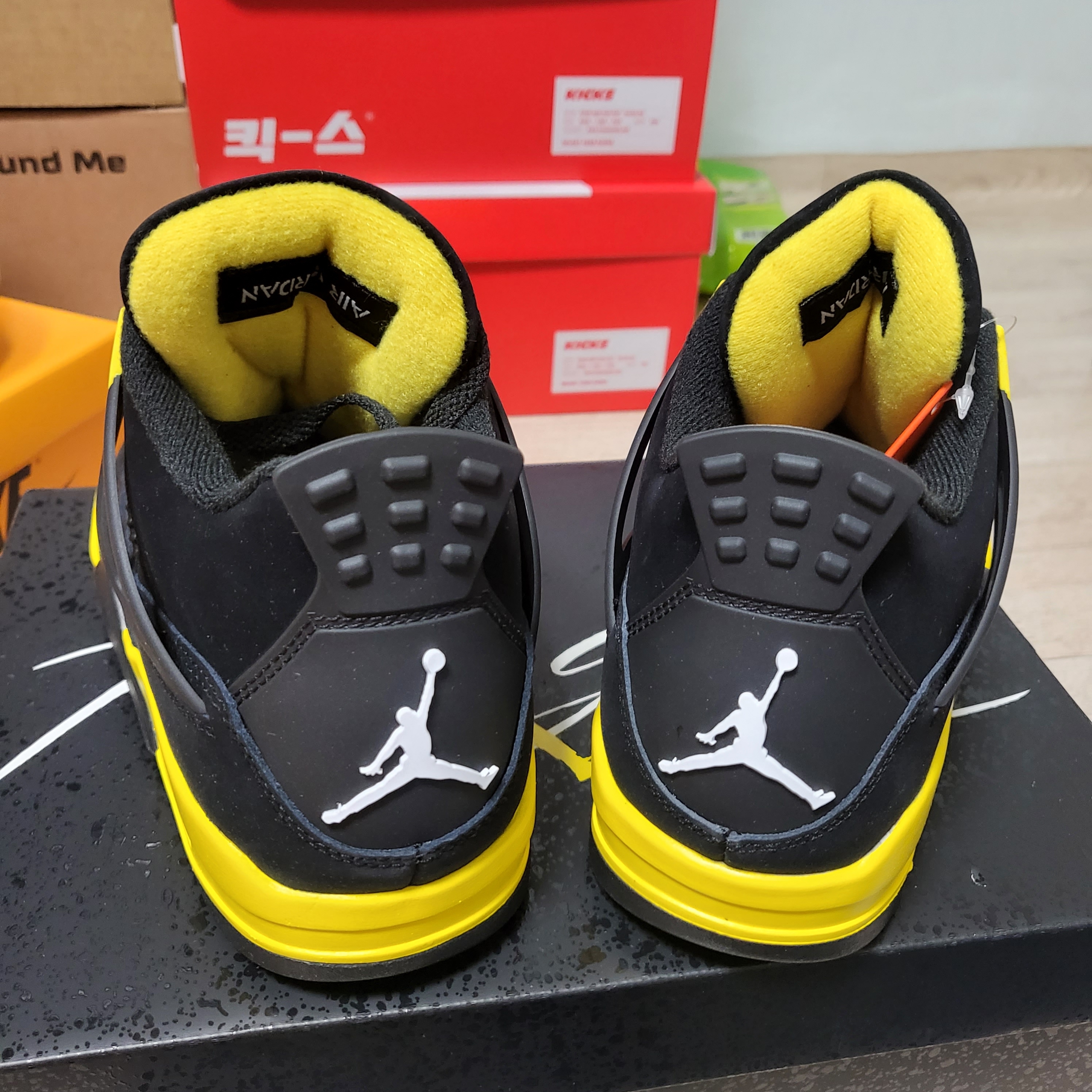 Jordan 4 Retro Thunder 2023, Jordan 1 Retro High OG Taxi 착용 스타일 - 2