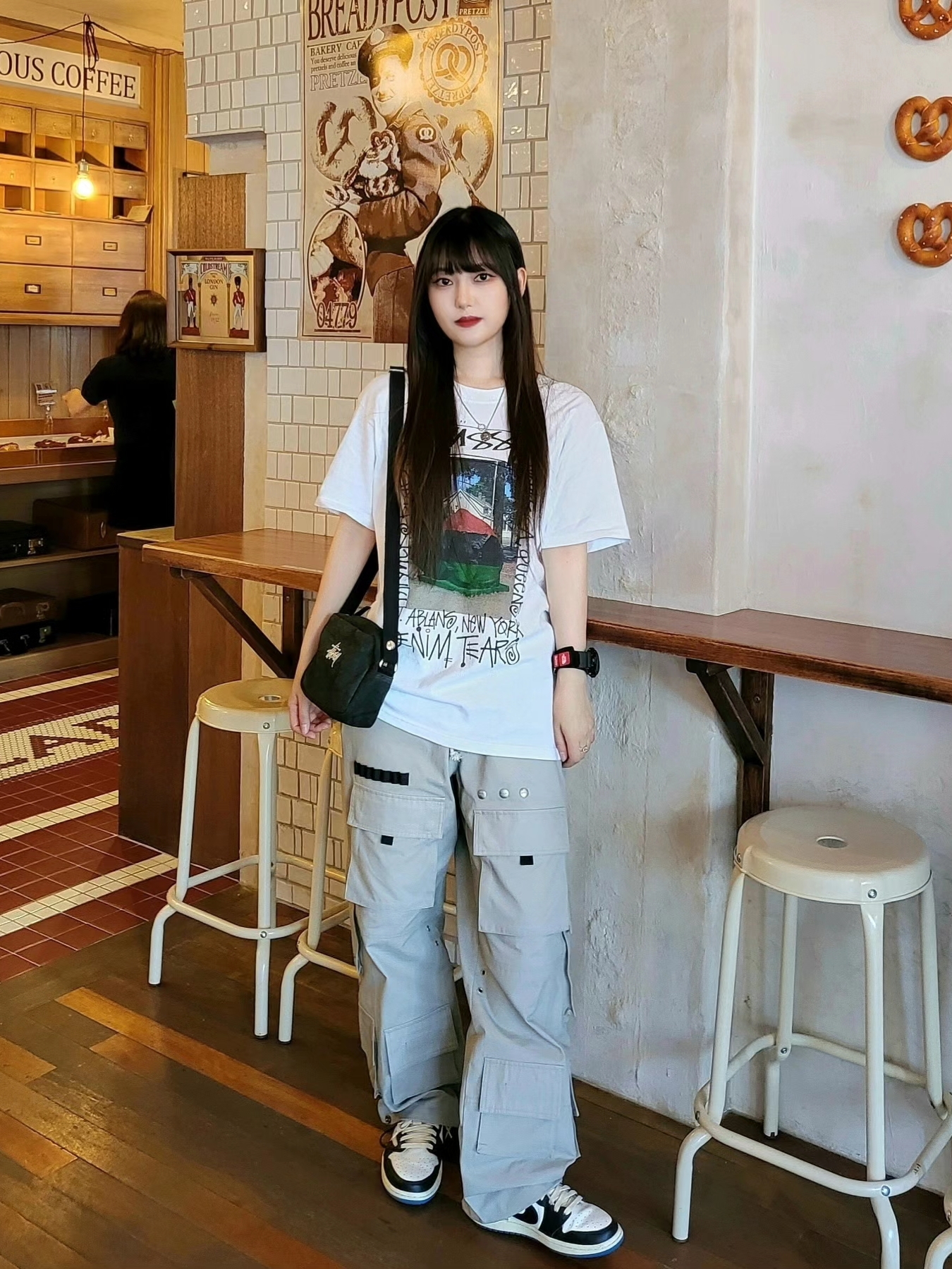 Jordan 1 x Travis Scott x Fragment Retro Low OG SP Military Blue, Stussy x Denim Tears Farmers Blvd. T-Shirt White 착용 스타일 - 2