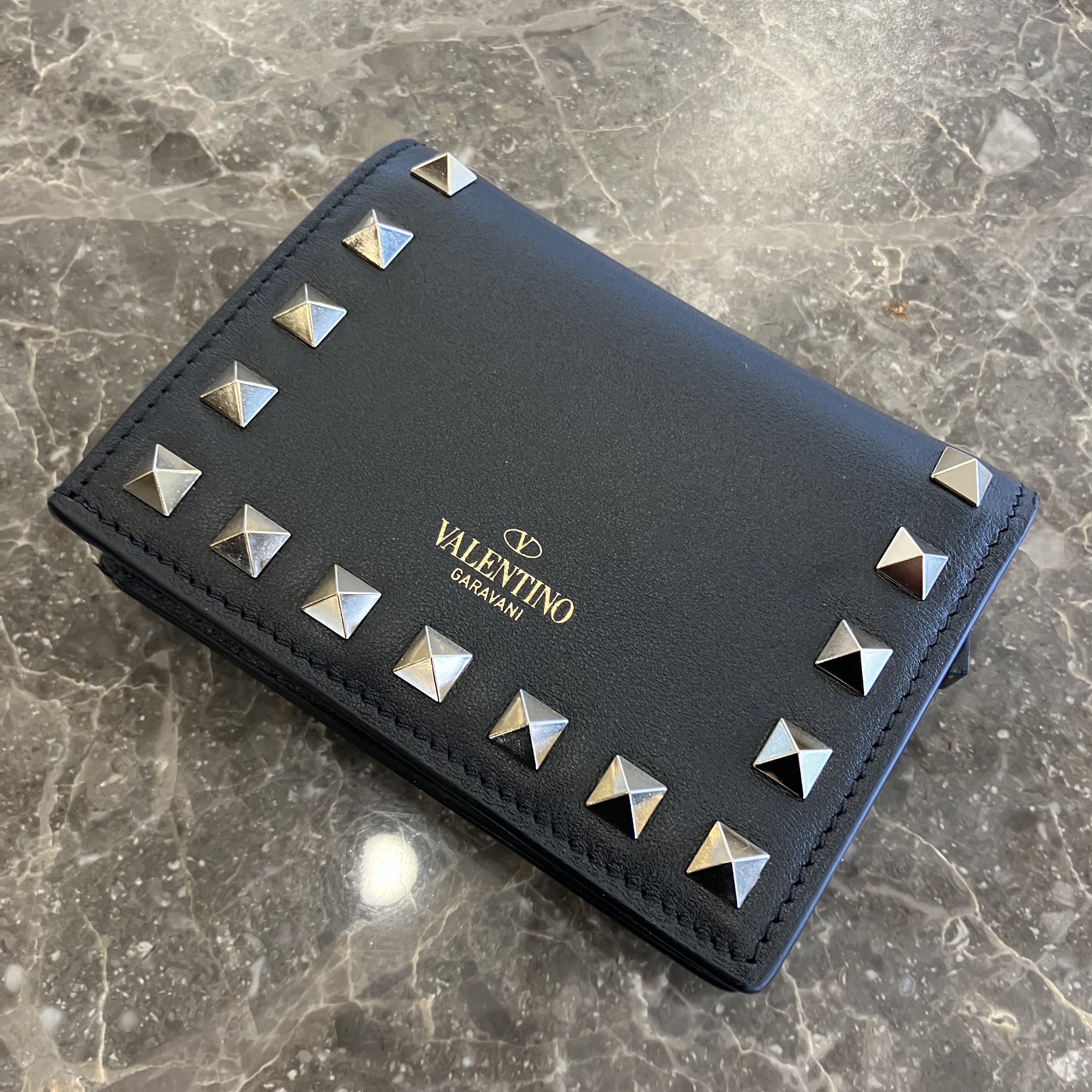 Valentino Rockstud Calfskin Small Wallet Black 착용 스타일