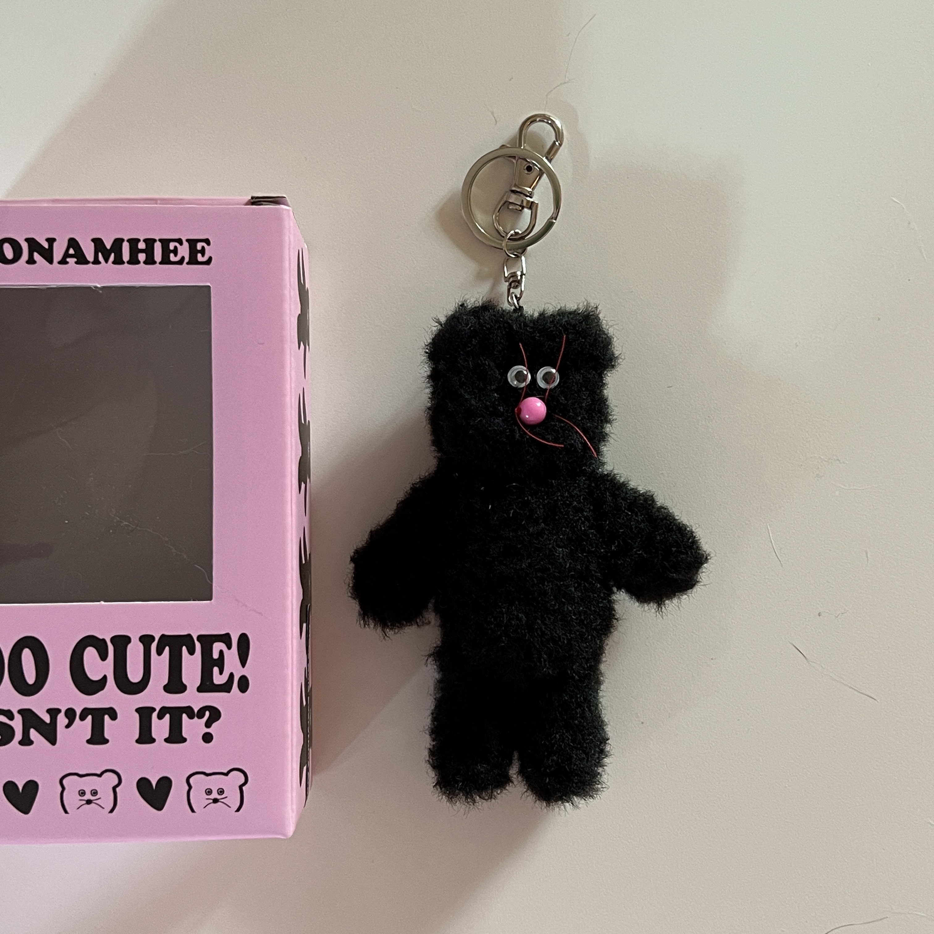 Monamhee Beulpingi Keyring with White Pants Black 착용 스타일
