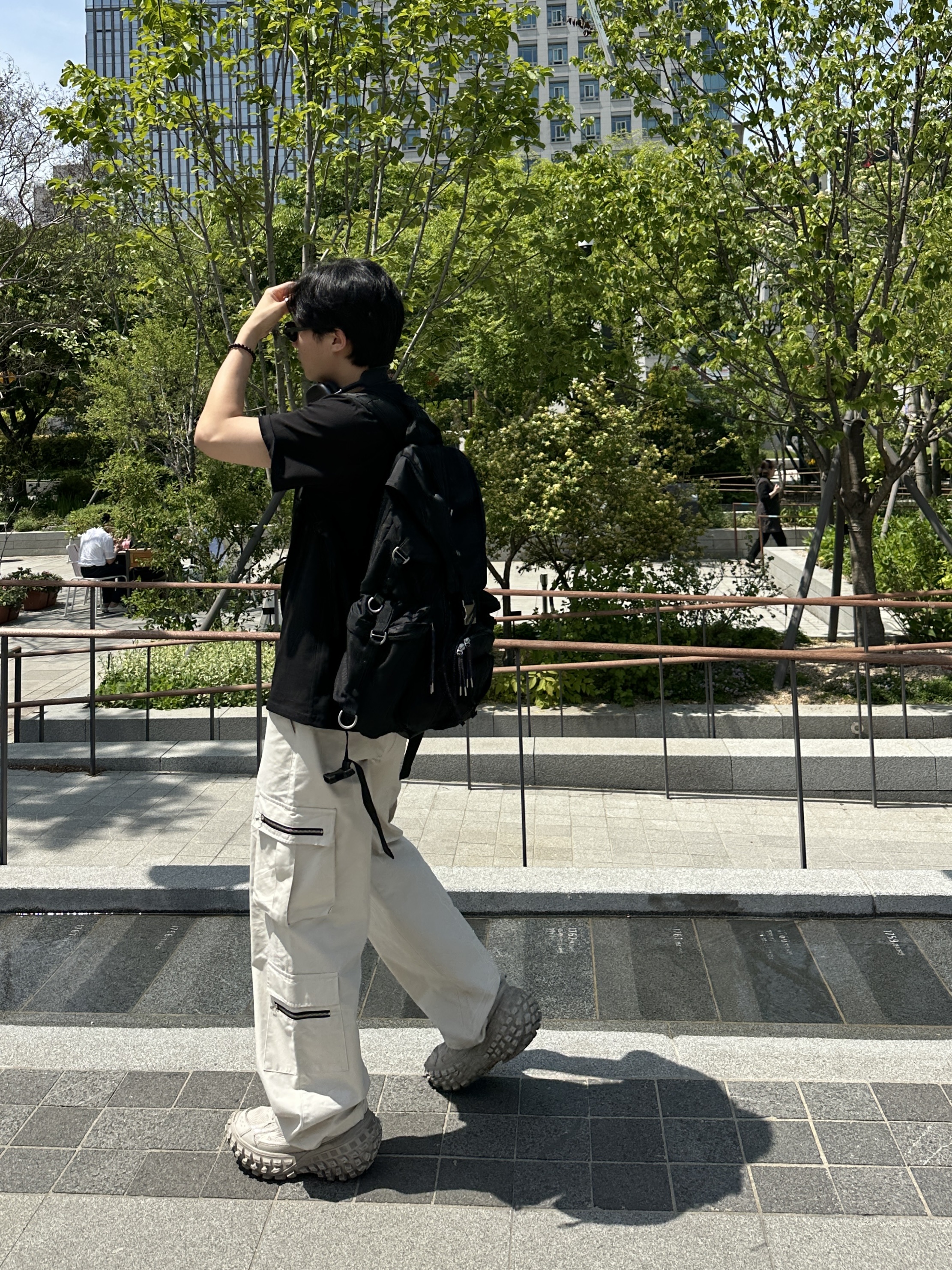 Balenciaga Defender Sneakers Beige, Apple AirPods Max Lightning Space Gray (Korean Ver.) 착용 스타일